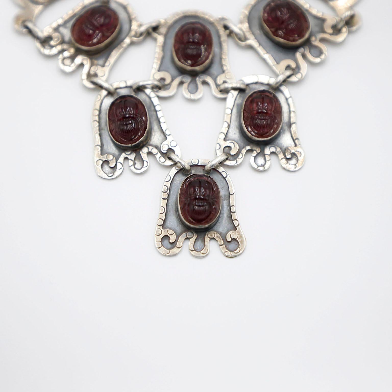 Circa 1950, Te ofrecemos este fantástico conjunto de collar y pendientes de amatista mexicana vintage de plata de ley firmado AP, estampado.