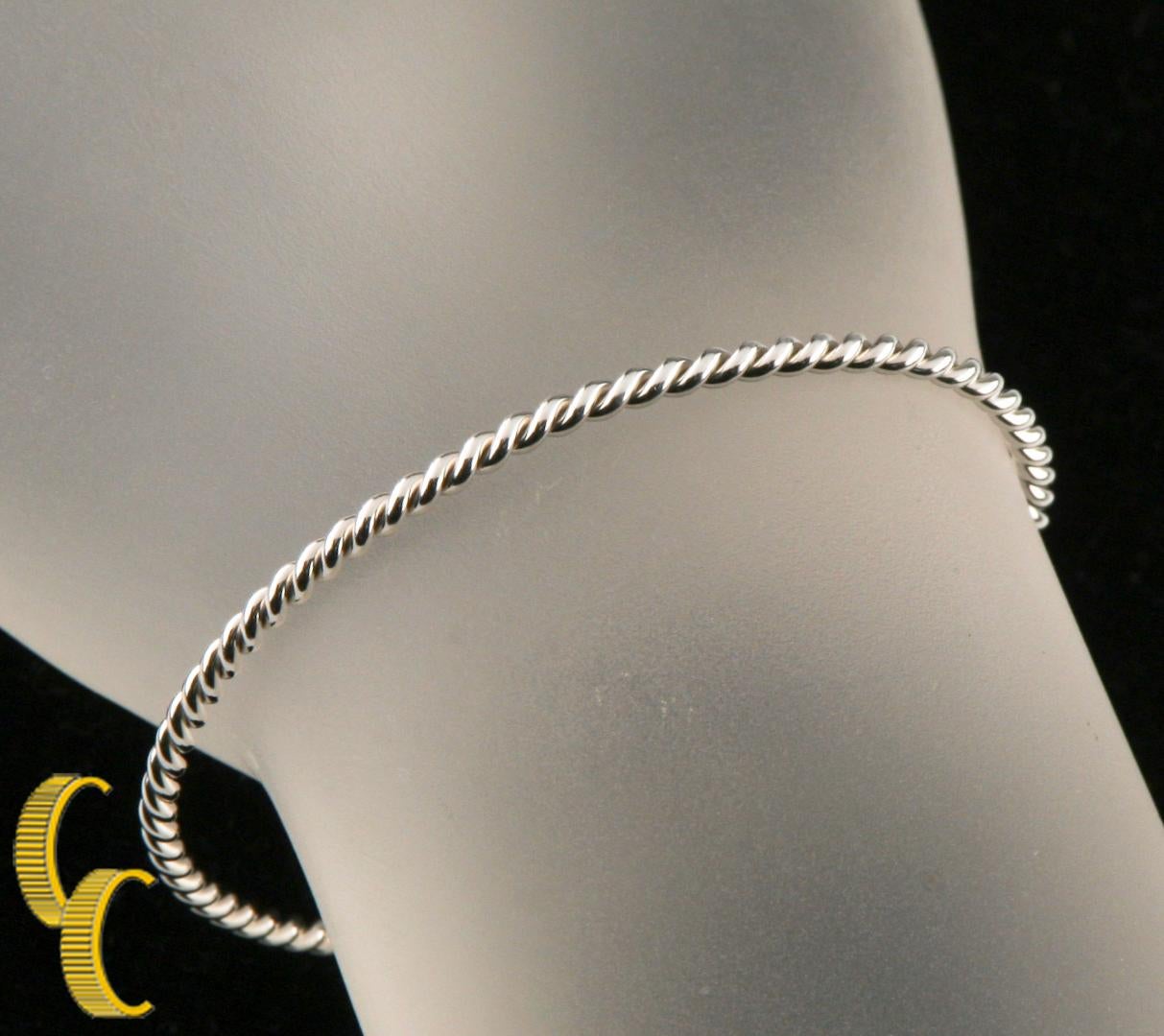 Questo bracciale è in buone condizioni. 
Misura del polso: 6,25 pollici.
Il bracciale è un cavo a spirale con due ganci che terminano in sfere che chiudono il bracciale. 
Una delle sfere è d'oro giallo e il resto è d'argento.
Peso: 6,5 grammi.
