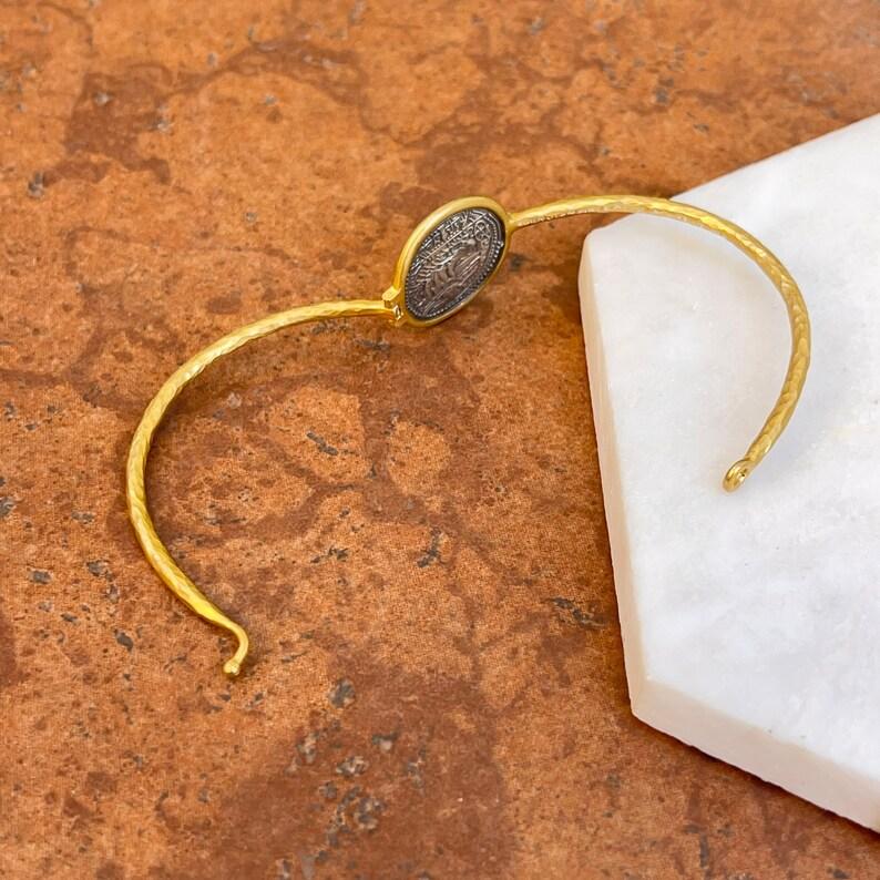 Pulsera brazalete réplica de moneda romana de plata de ley y chapada en oro de 24 quilates en Nuevo Estado en Great Neck, NY