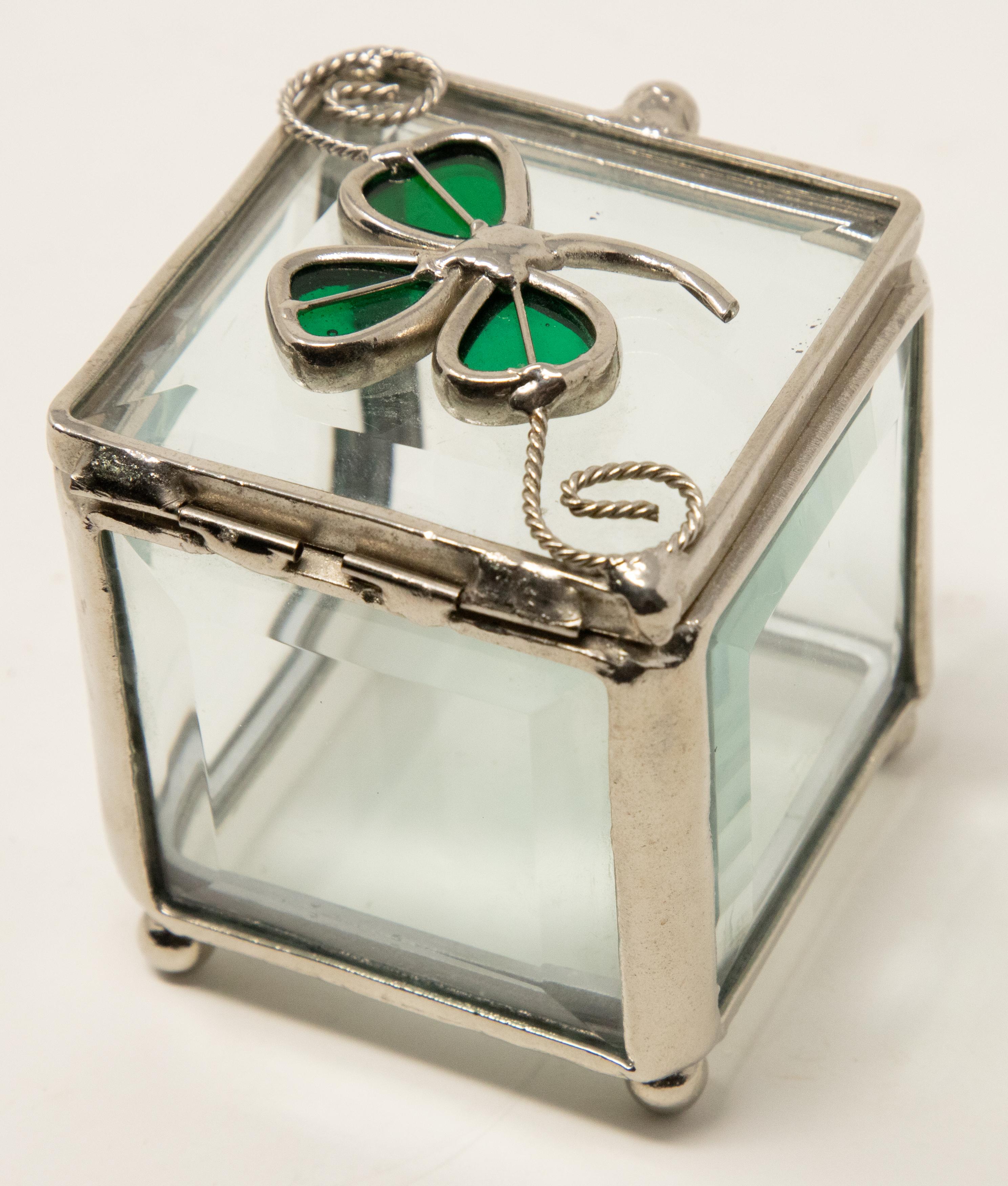Sterling Silver and Beveled Glass Trinket Box with Clover In Good Condition For Sale In Cookeville, TN