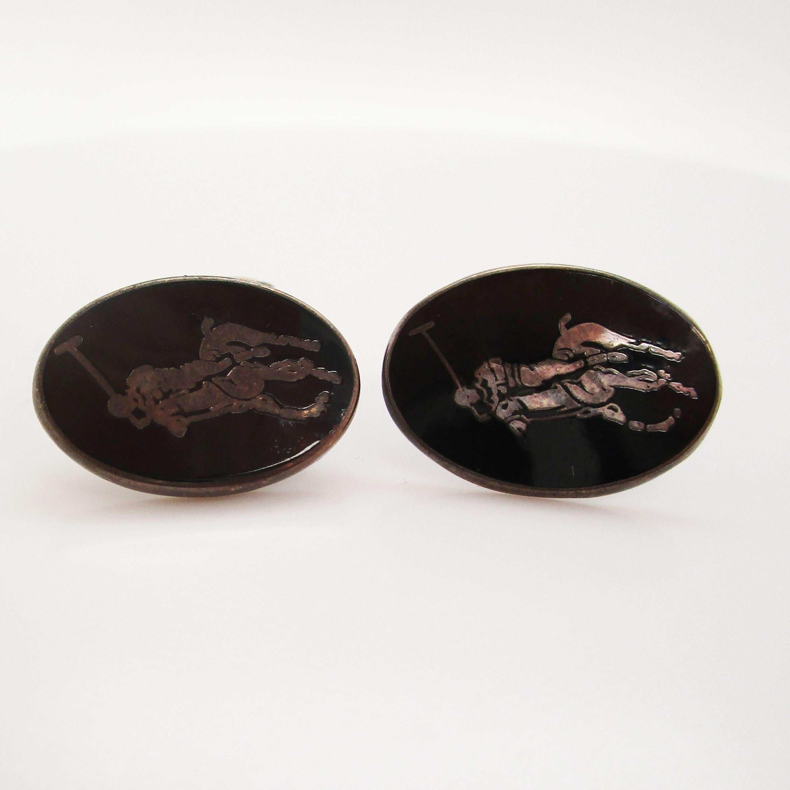 These elegant cufflinks are in sterling silver and feature black enamel which creates a dramatic contrast and a sophisticated finished look. The panels feature a polo player atop his horse. These are the ideal cufflinks for the man who appreciates