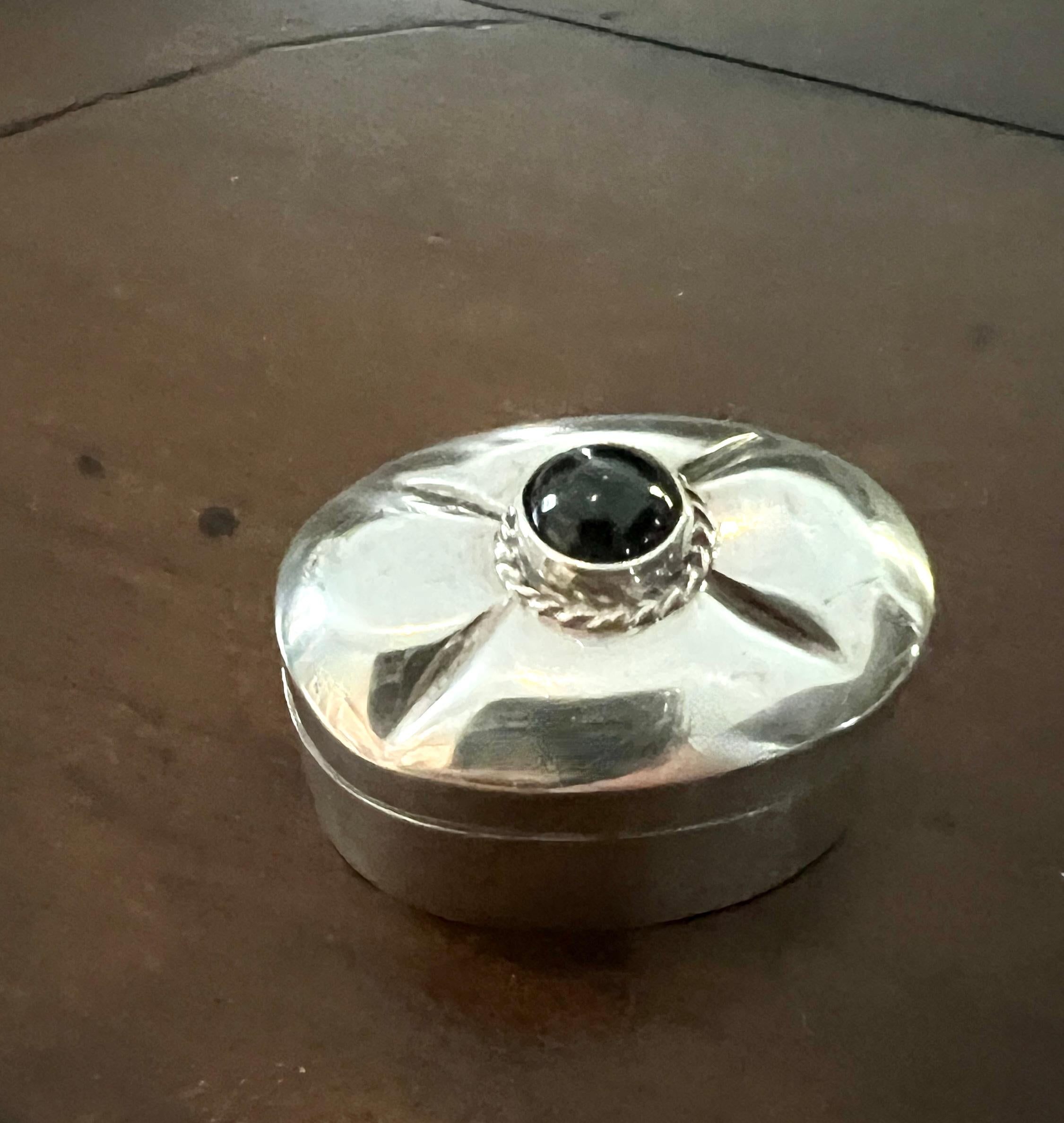 Caja de rapé o pastillero de plata de ley y ónice negro con bisagra y detalle de trenza de plata en venta 4