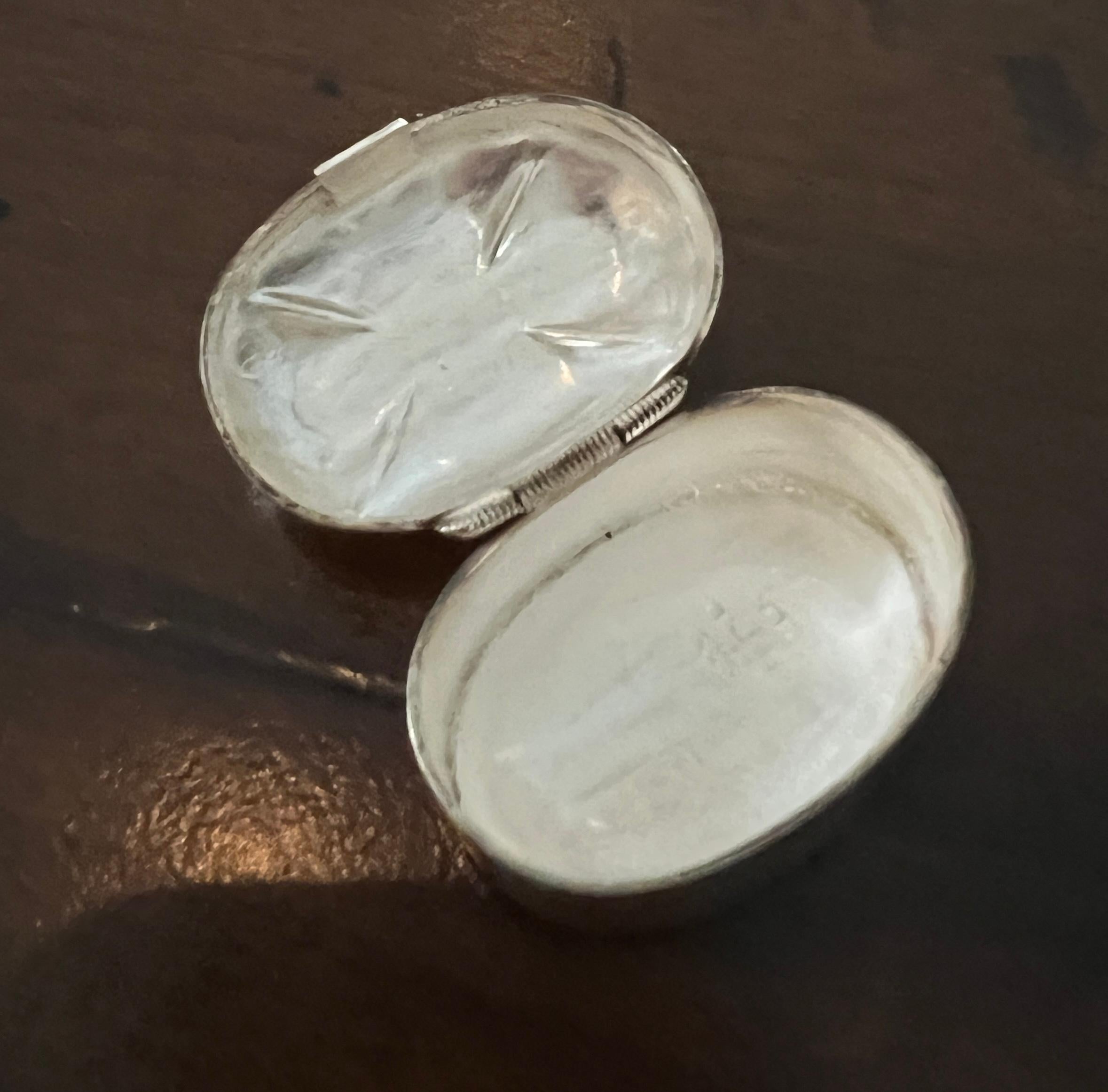 Caja de rapé o pastillero de plata de ley y ónice negro con bisagra y detalle de trenza de plata en venta 5