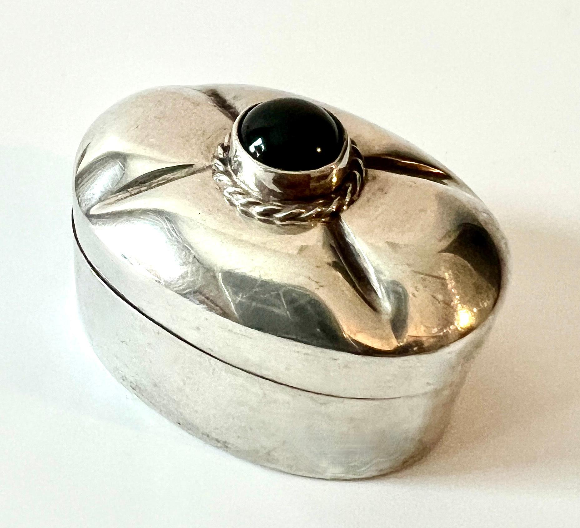 Caja de rapé o pastillero de plata de ley y ónice negro con bisagra y detalle de trenza de plata Hecho a mano en venta