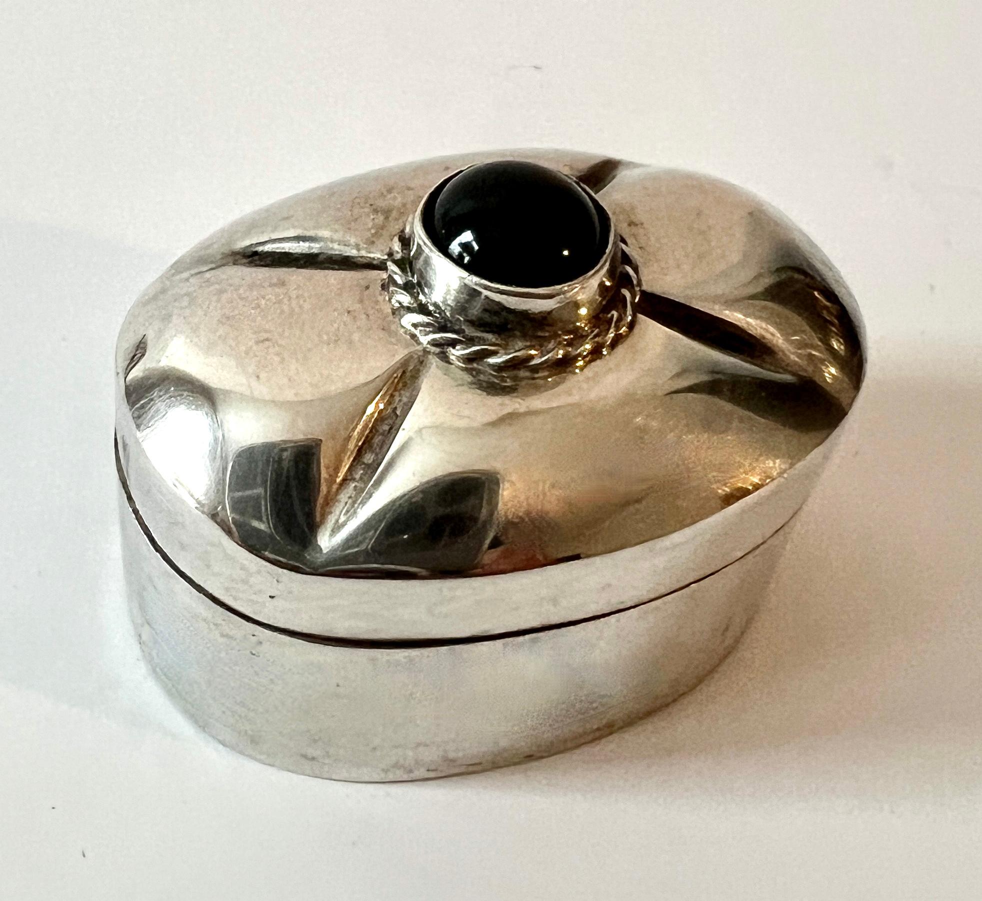 Caja de rapé o pastillero de plata de ley y ónice negro con bisagra y detalle de trenza de plata en Bueno estado para la venta en Los Angeles, CA