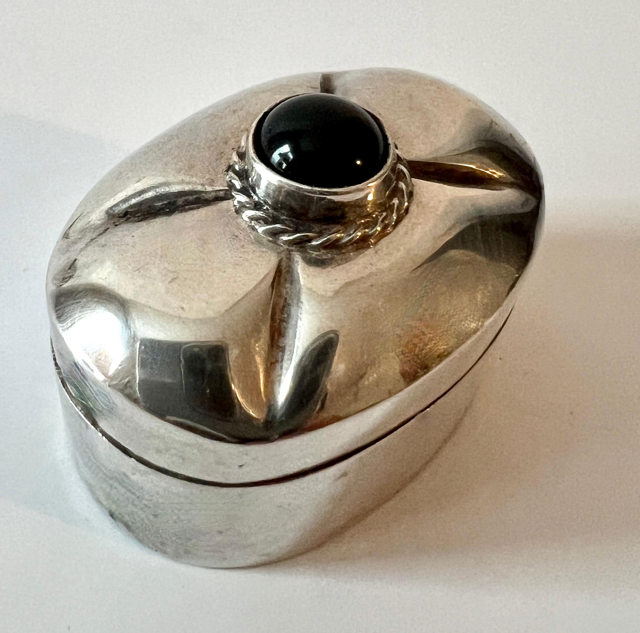 Caja de rapé o pastillero de plata de ley y ónice negro con bisagra y detalle de trenza de plata siglo XX en venta