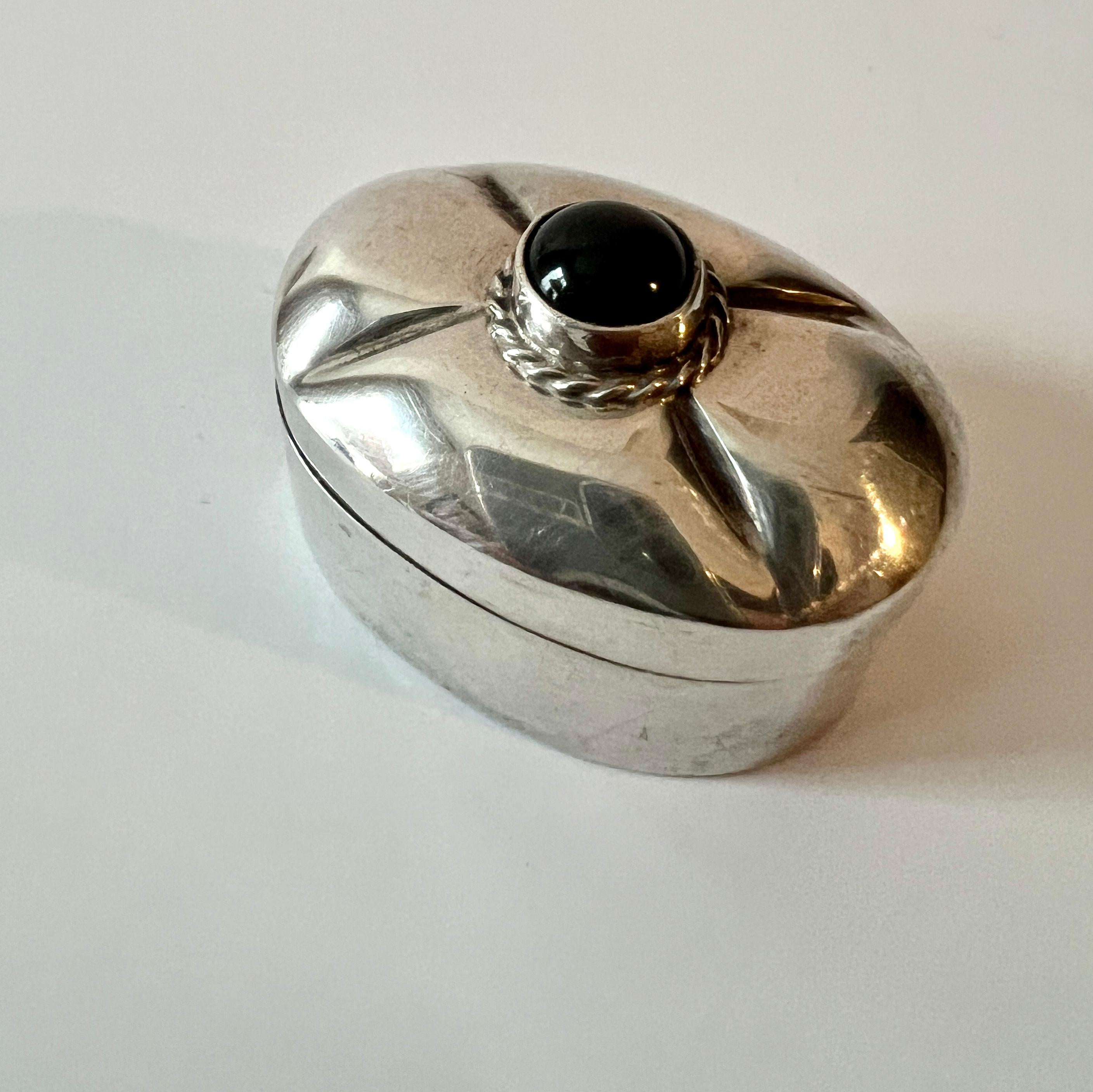 Caja de rapé o pastillero de plata de ley y ónice negro con bisagra y detalle de trenza de plata Plata esterlina en venta