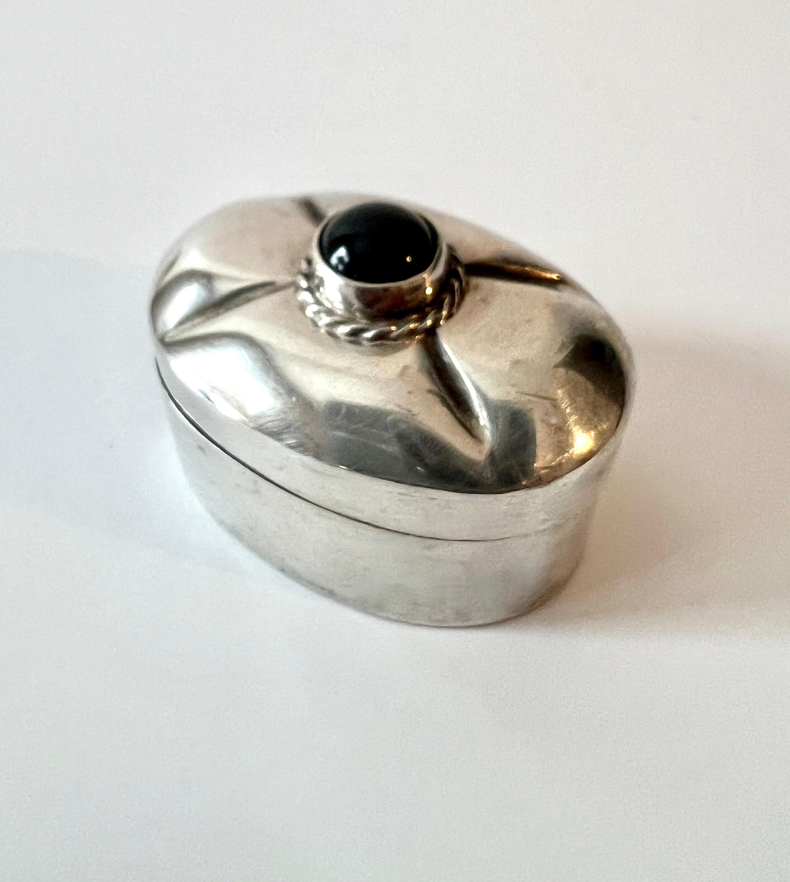 Caja de rapé o pastillero de plata de ley y ónice negro con bisagra y detalle de trenza de plata en venta 1