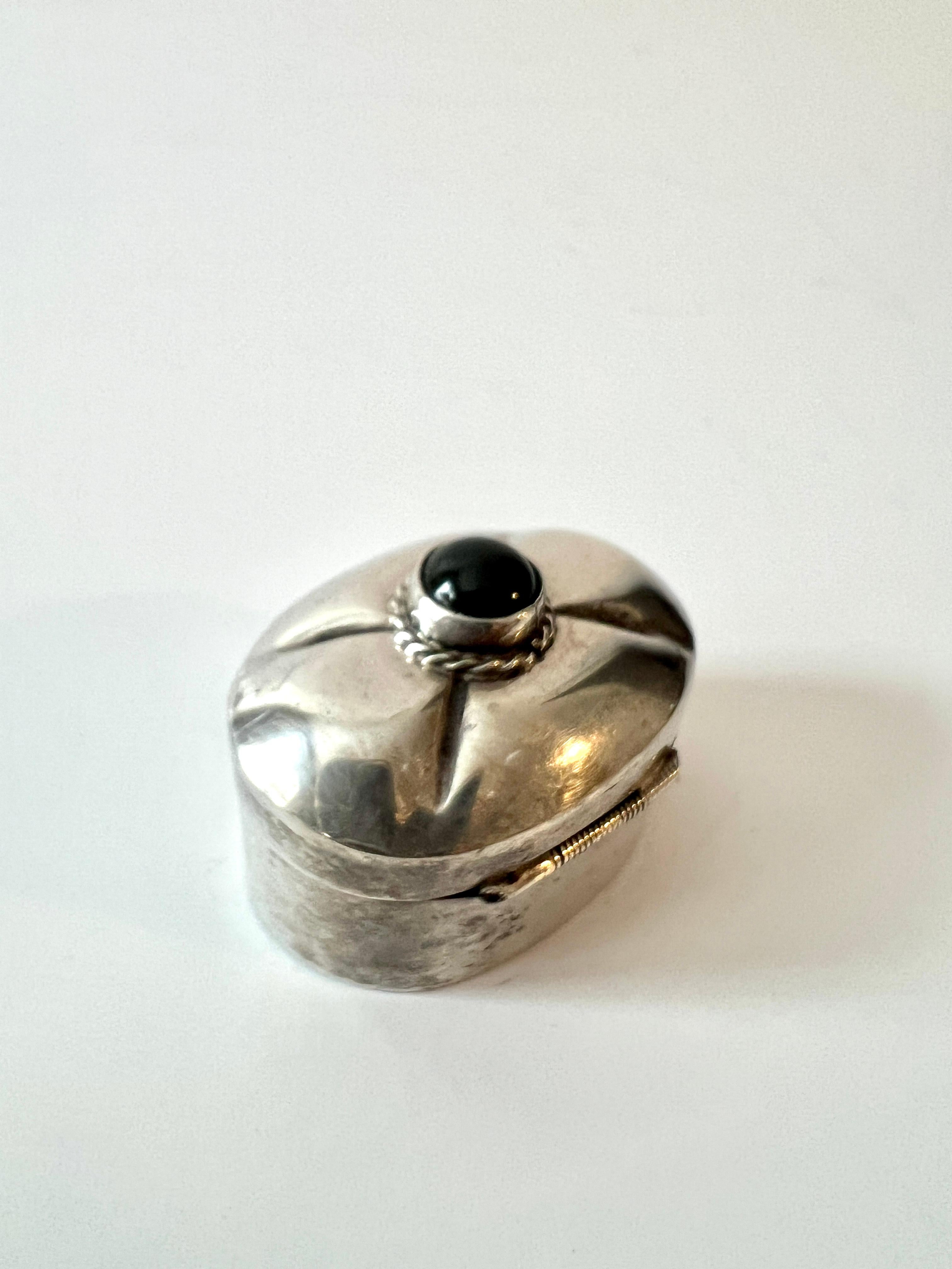 Caja de rapé o pastillero de plata de ley y ónice negro con bisagra y detalle de trenza de plata en venta 2