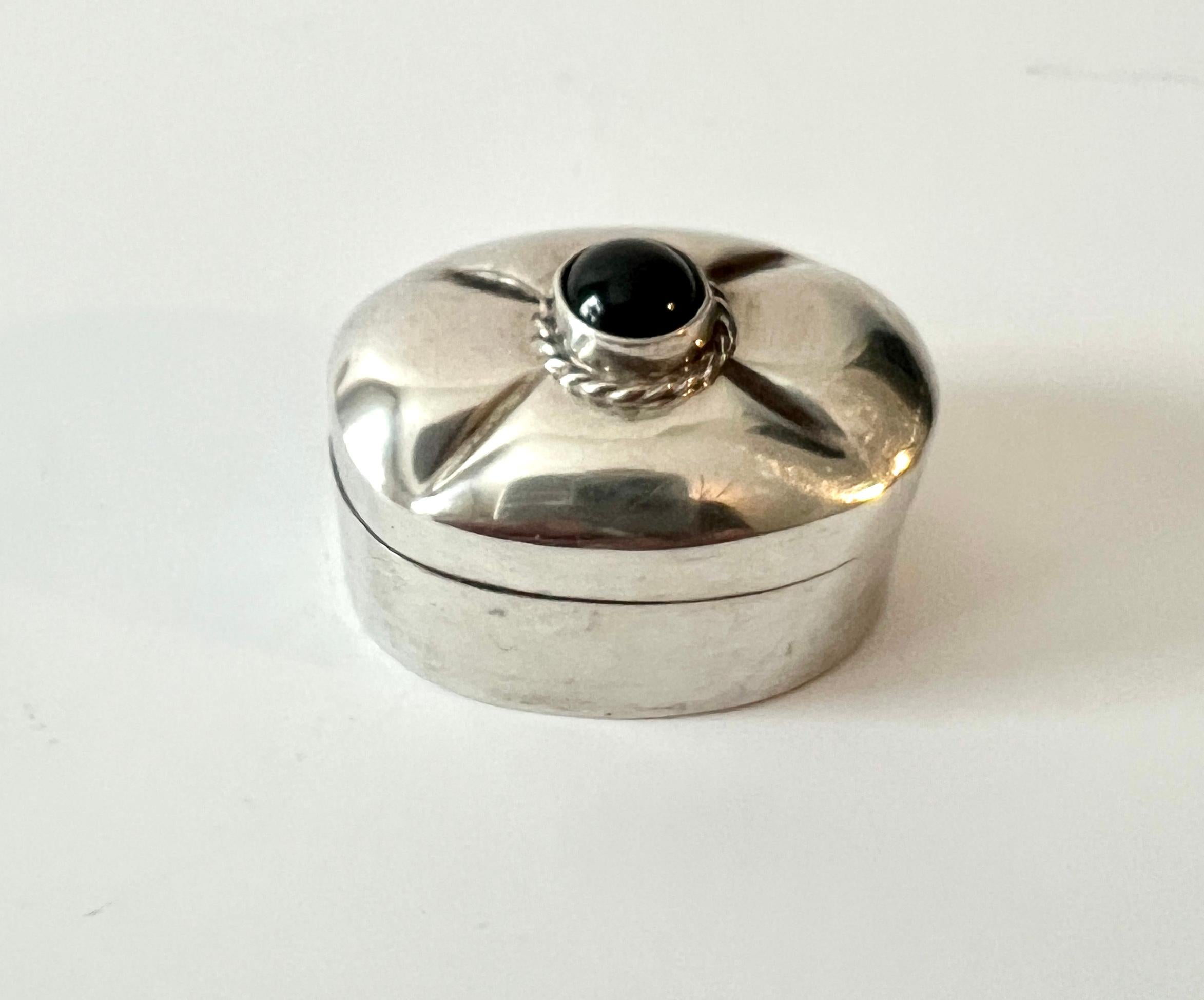 Caja de rapé o pastillero de plata de ley y ónice negro con bisagra y detalle de trenza de plata en venta 3