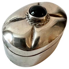 Caja de rapé o pastillero de plata de ley y ónice negro con bisagra y detalle de trenza de plata
