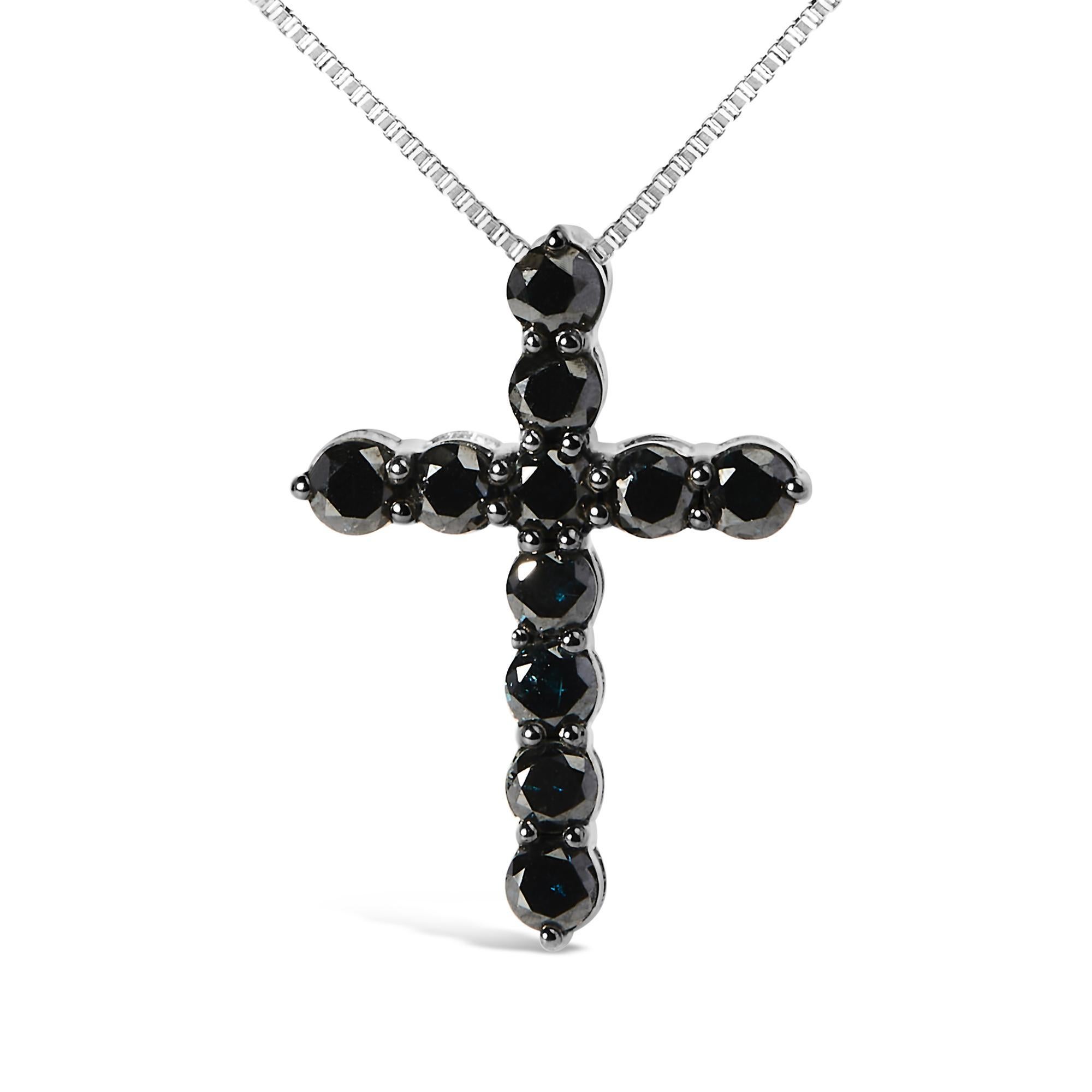 Prova il fascino misterioso della collana con ciondolo a croce in argento 925 e rodio nero. Questo squisito pezzo presenta 11 diamanti neri naturali, per un totale di 1,0 carati. Ogni gemma, che vanta un fascino scuro con una purezza I2-I3, è