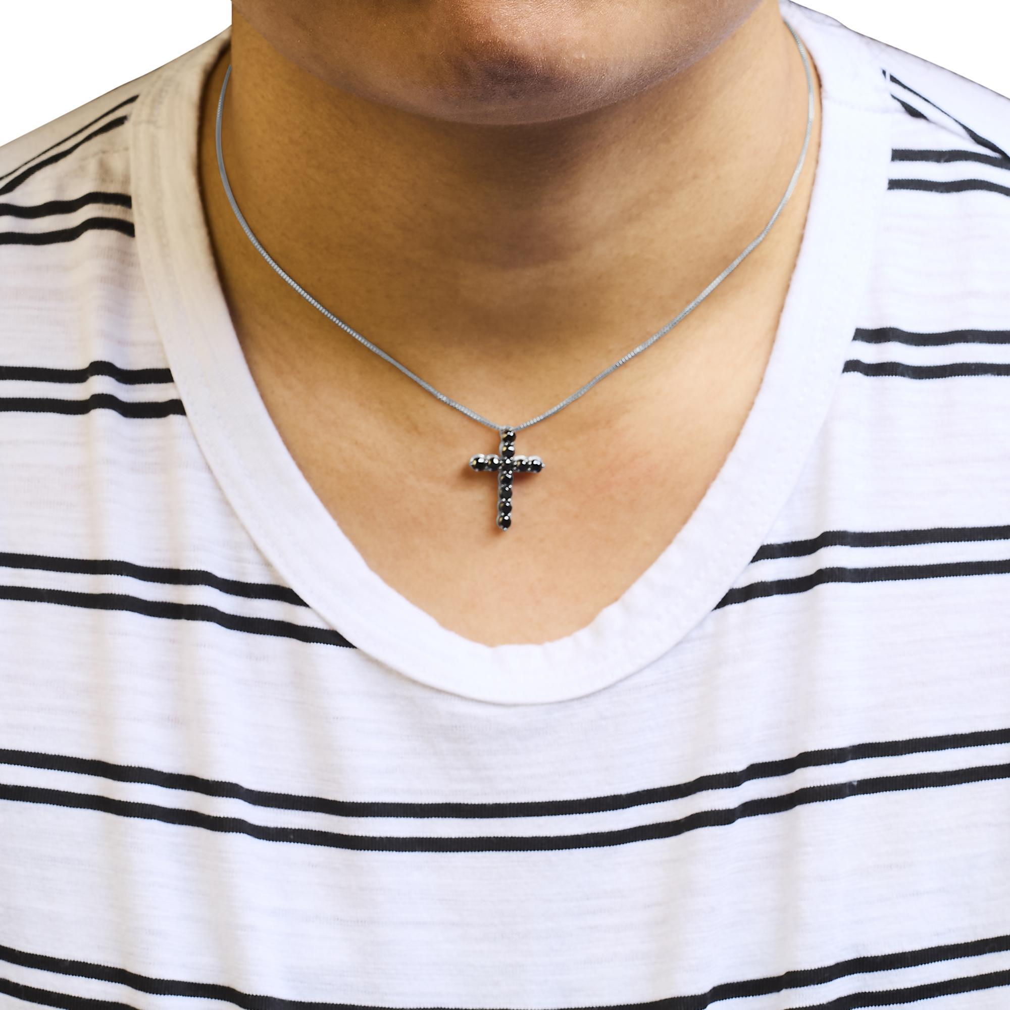 Taglio rotondo Collana con ciondolo a forma di croce in argento sterling e rodio nero da 1,0 carati di diamante nero in vendita