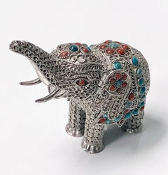 Éléphant en argent sterling et incrustation de pierres de couleur Probablement chinois:: vers 1950