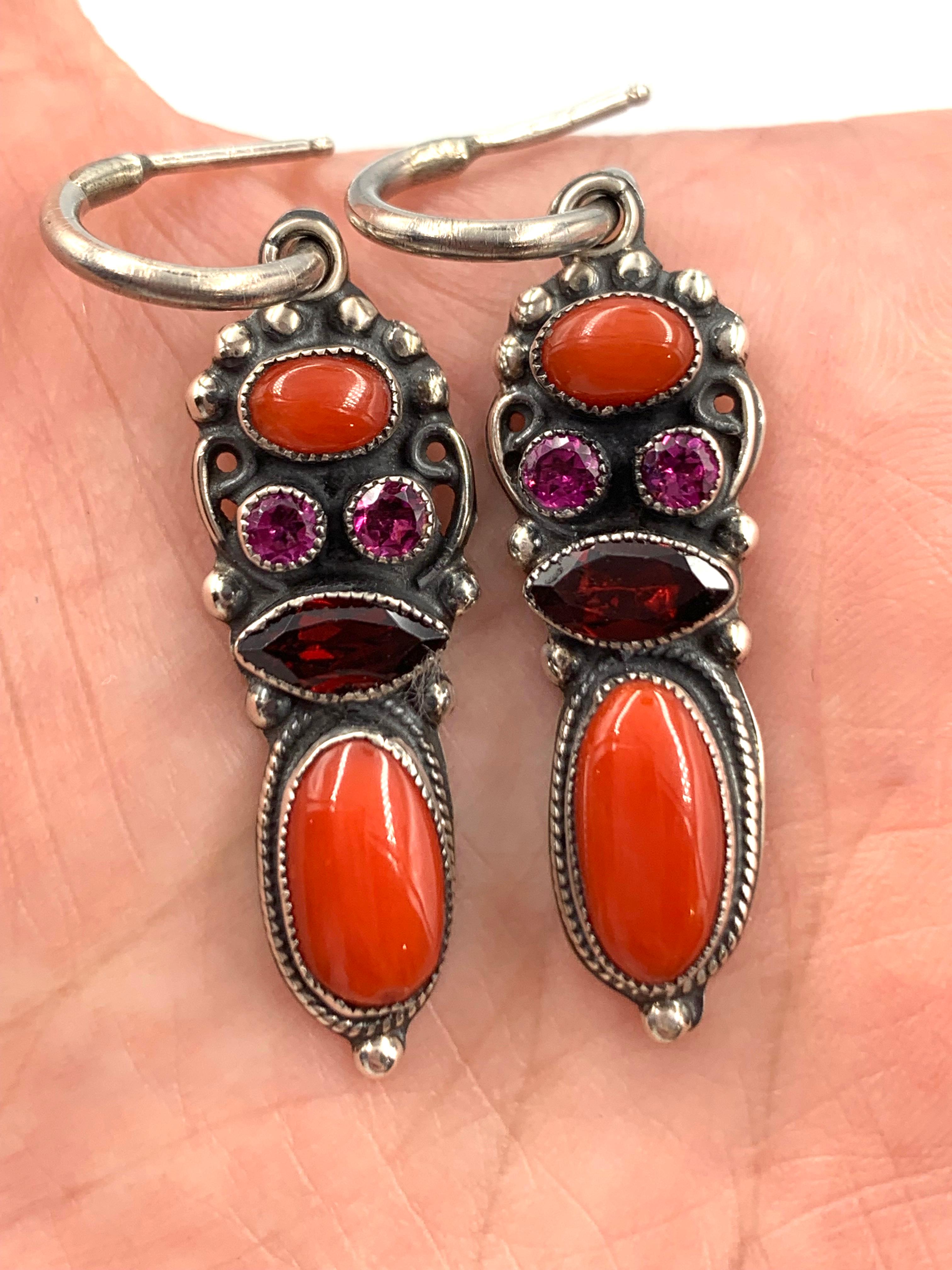Orecchini pendenti in argento sterling e corallo con un granato e due ametiste rotonde. Gli orecchini con perni standard hanno una larghezza di 3/8