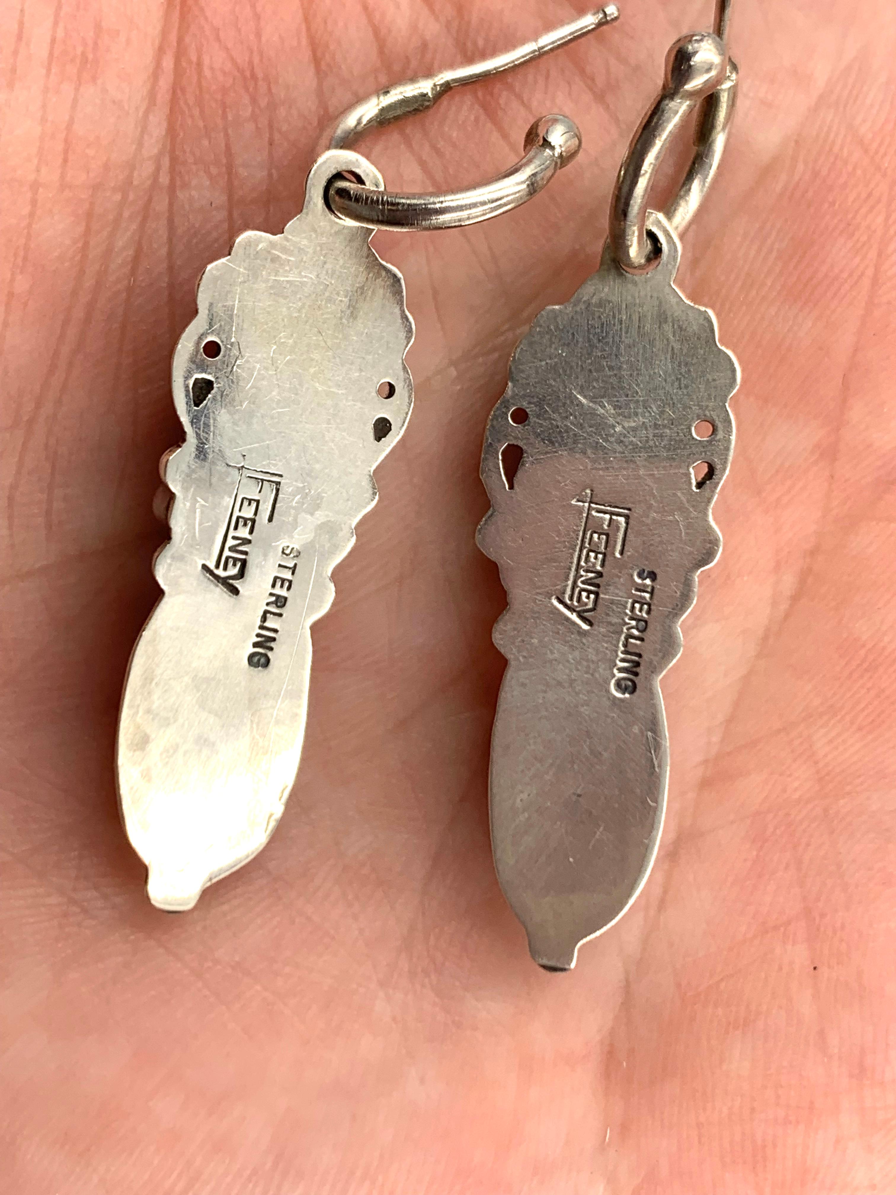 Nativo americano Orecchini pendenti in argento sterling e corallo di Leo Feeney in vendita