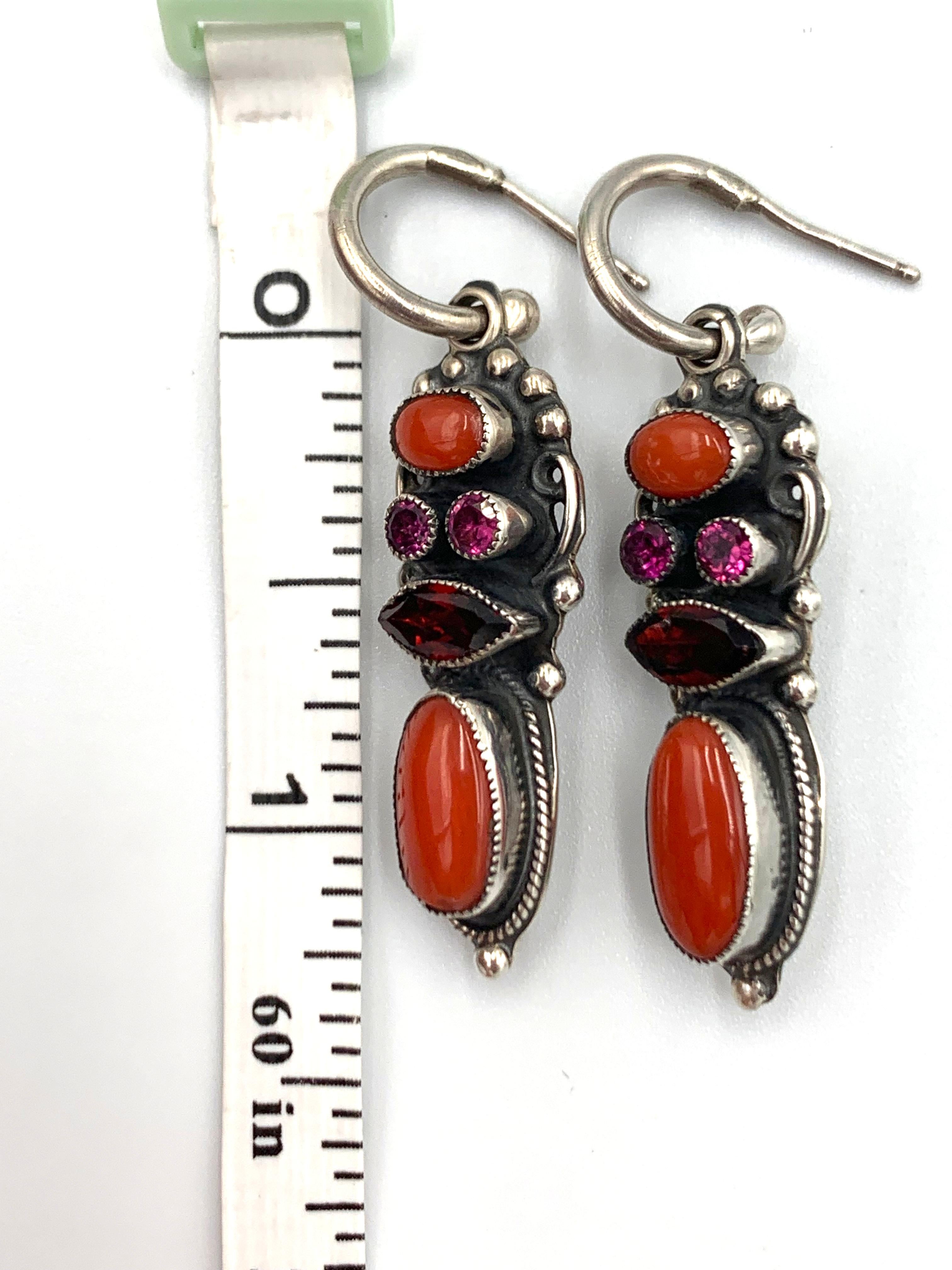Orecchini pendenti in argento sterling e corallo di Leo Feeney in vendita 1