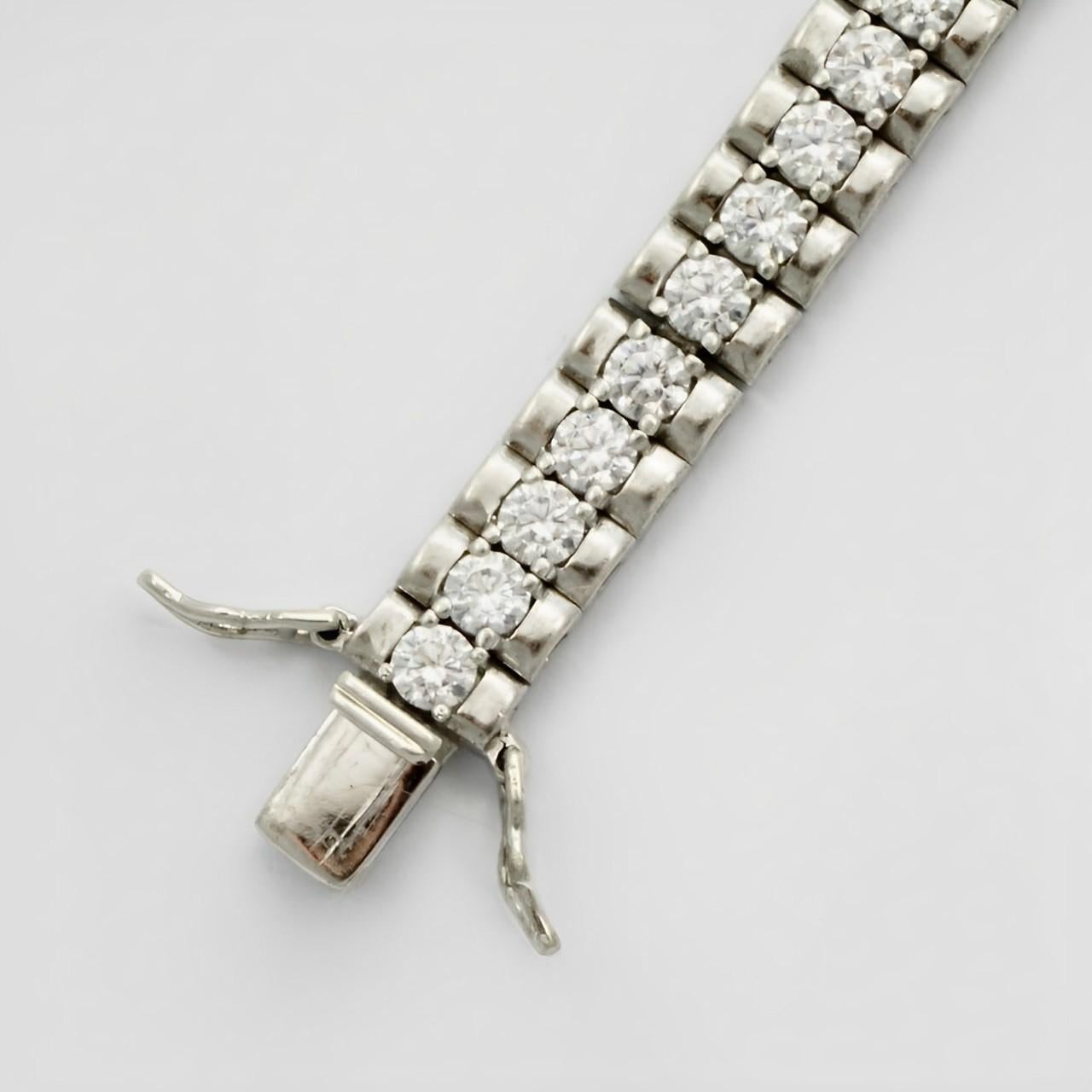 Sterling Silver and Cubic Zirconia Link Bracelet circa 1980s In Good Condition For Sale In London, GB