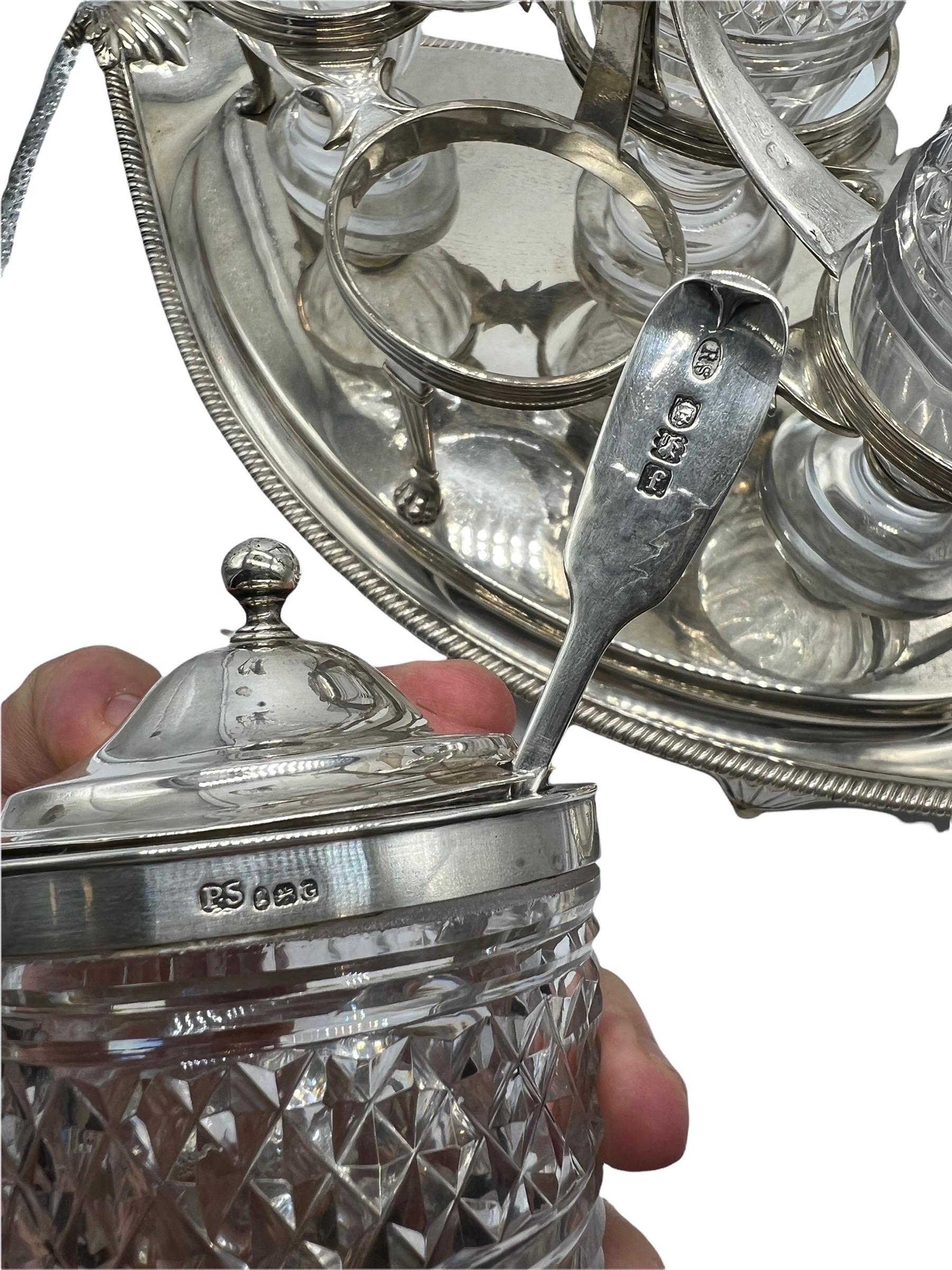 Argent sterling Ensemble de burettes en argent sterling et verre taillé de Paul Storr, début des années 1800 en vente
