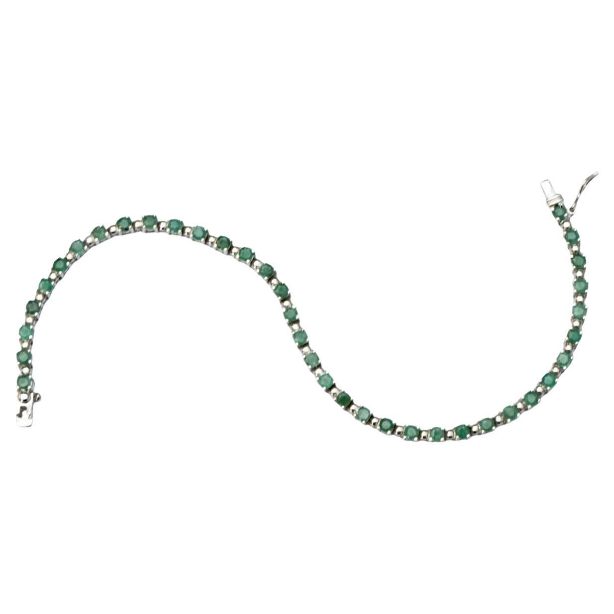 Sterling Silver and Emerald Tennis Bracelet circa 1980s In Good Condition For Sale In London, GB