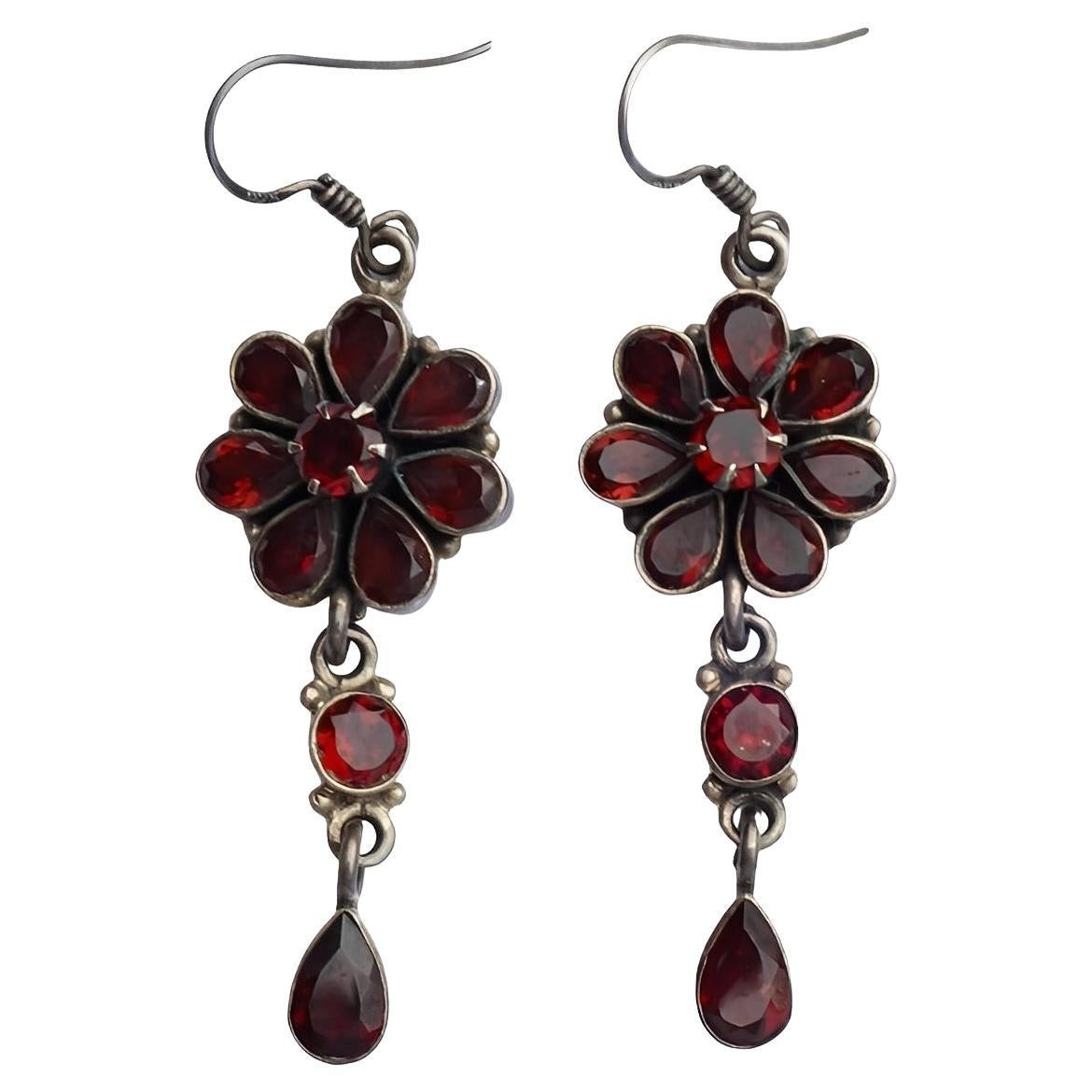 Pendants d
oreilles en argent sterling et grenat avec motif de fleur