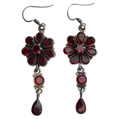 Pendants d
oreilles en argent sterling et grenat avec motif de fleur