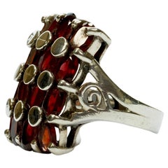 Anello in argento sterling e granato con dettaglio del cerchio in argento