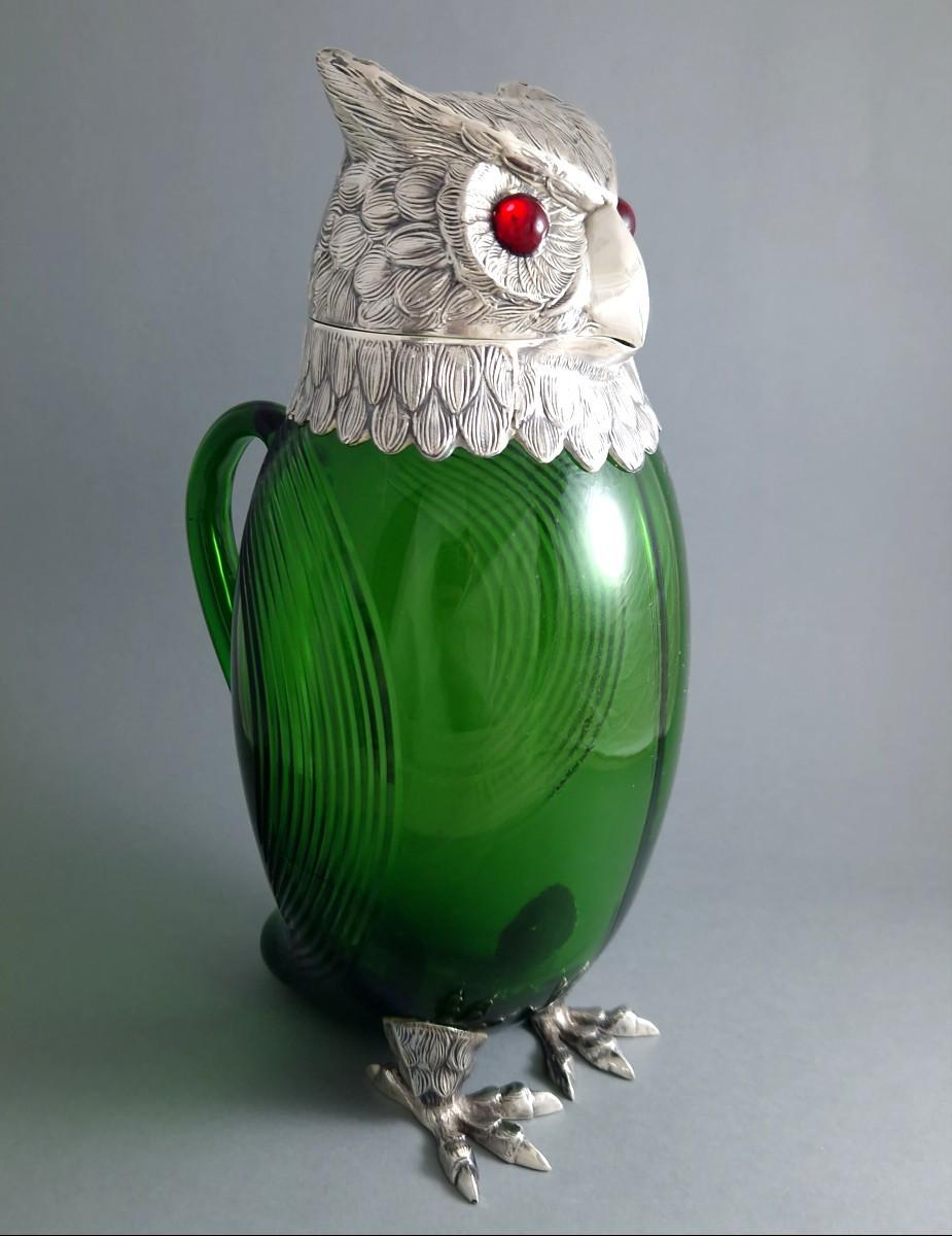 Caraffa di vetro raffigurante un gufo, in vetro verde e argento sterling
Punzone d'argento 925
Altezza: 27 cm