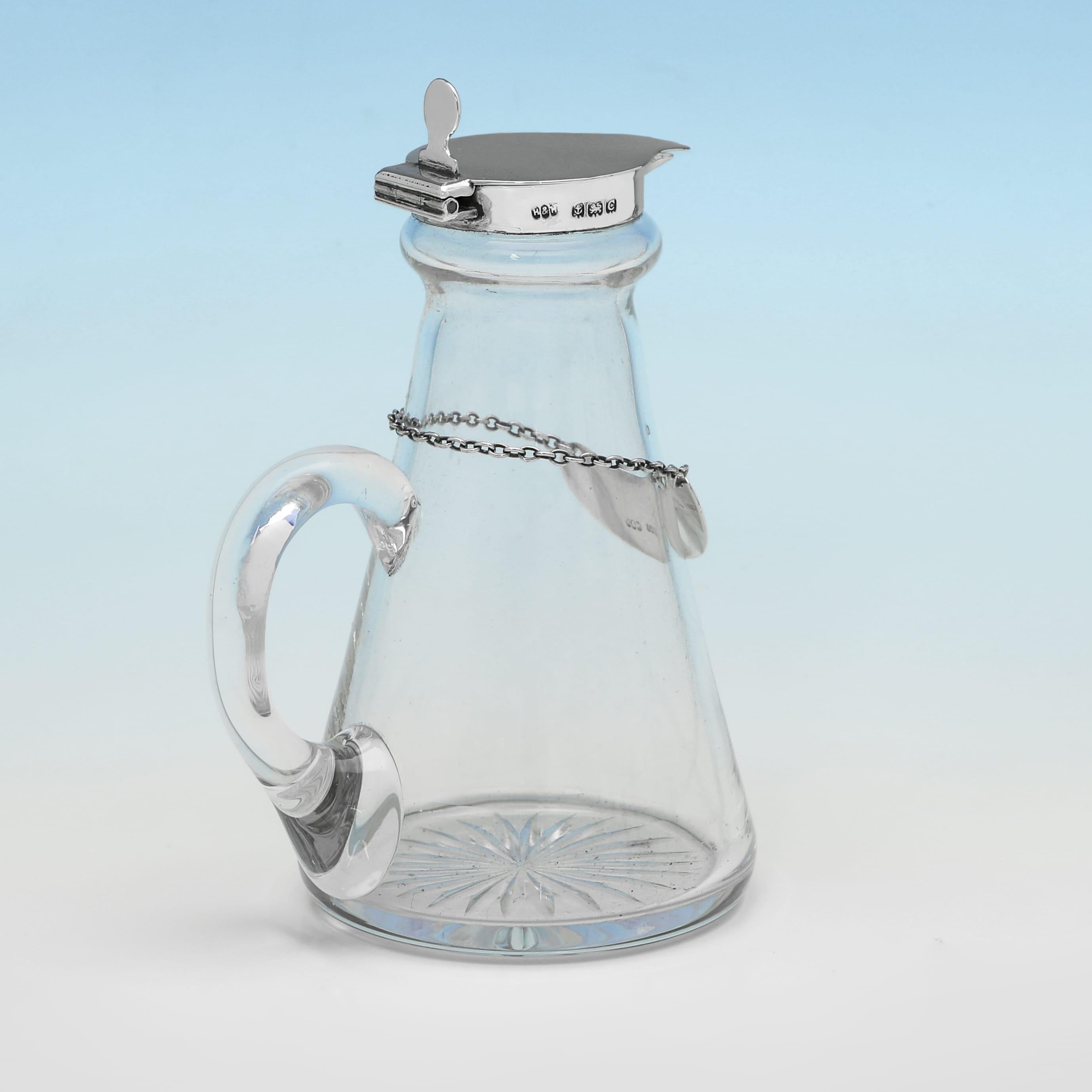 Poinçonné à Birmingham en 1927 par Hukin & Heath, cet élégant Chota Peg en argent sterling et en verre de la période de George V est de conception simple, avec une monture et un couvercle en argent, et une étiquette 