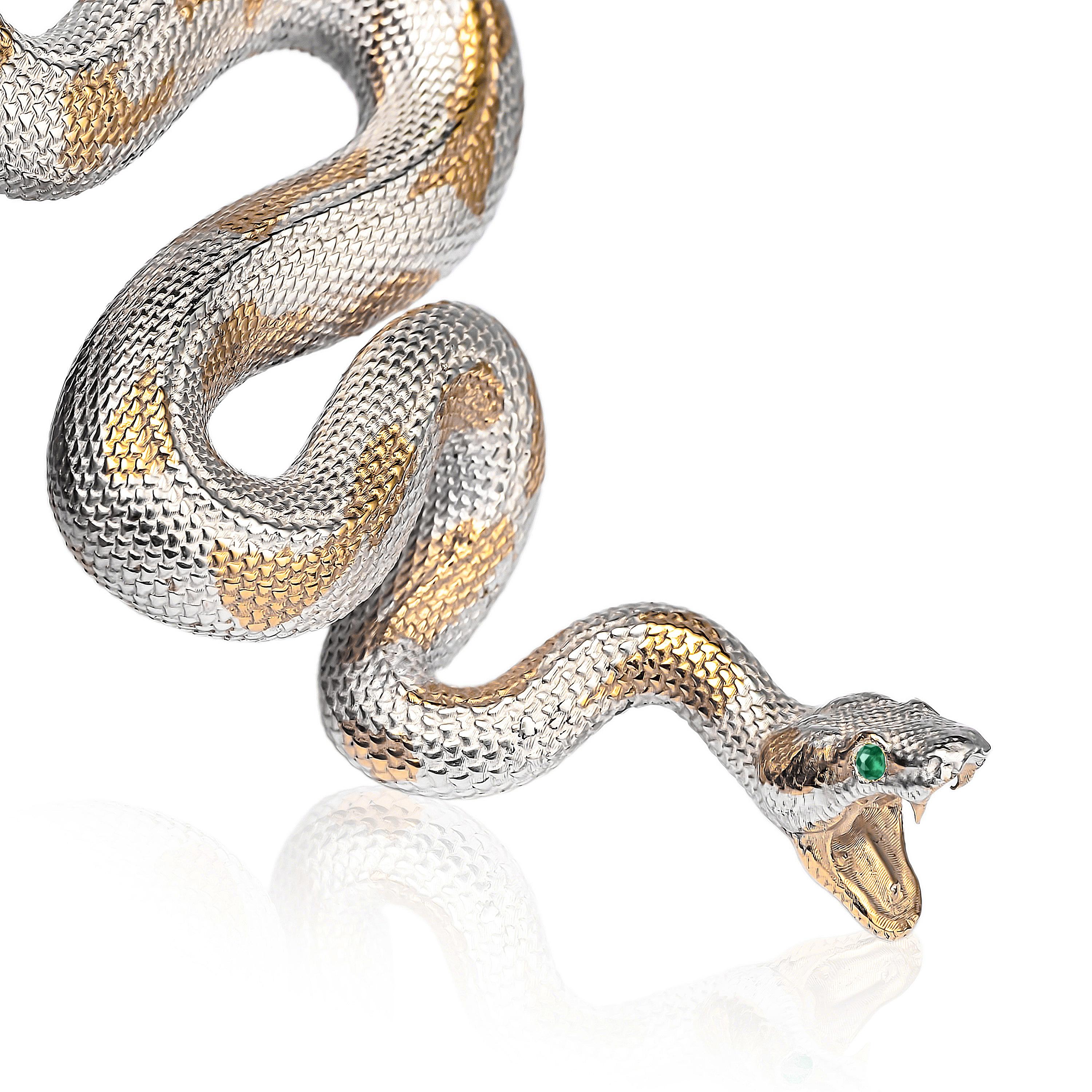 Dieser handgefertigte Schlangenanhänger fängt die anmutige Bewegung und skulpturale Eleganz einer Python ein. Das aus massivem Sterlingsilber gefertigte und mit 24-karätiger Goldplattierung versehene Design folgt den natürlichen Kurven und