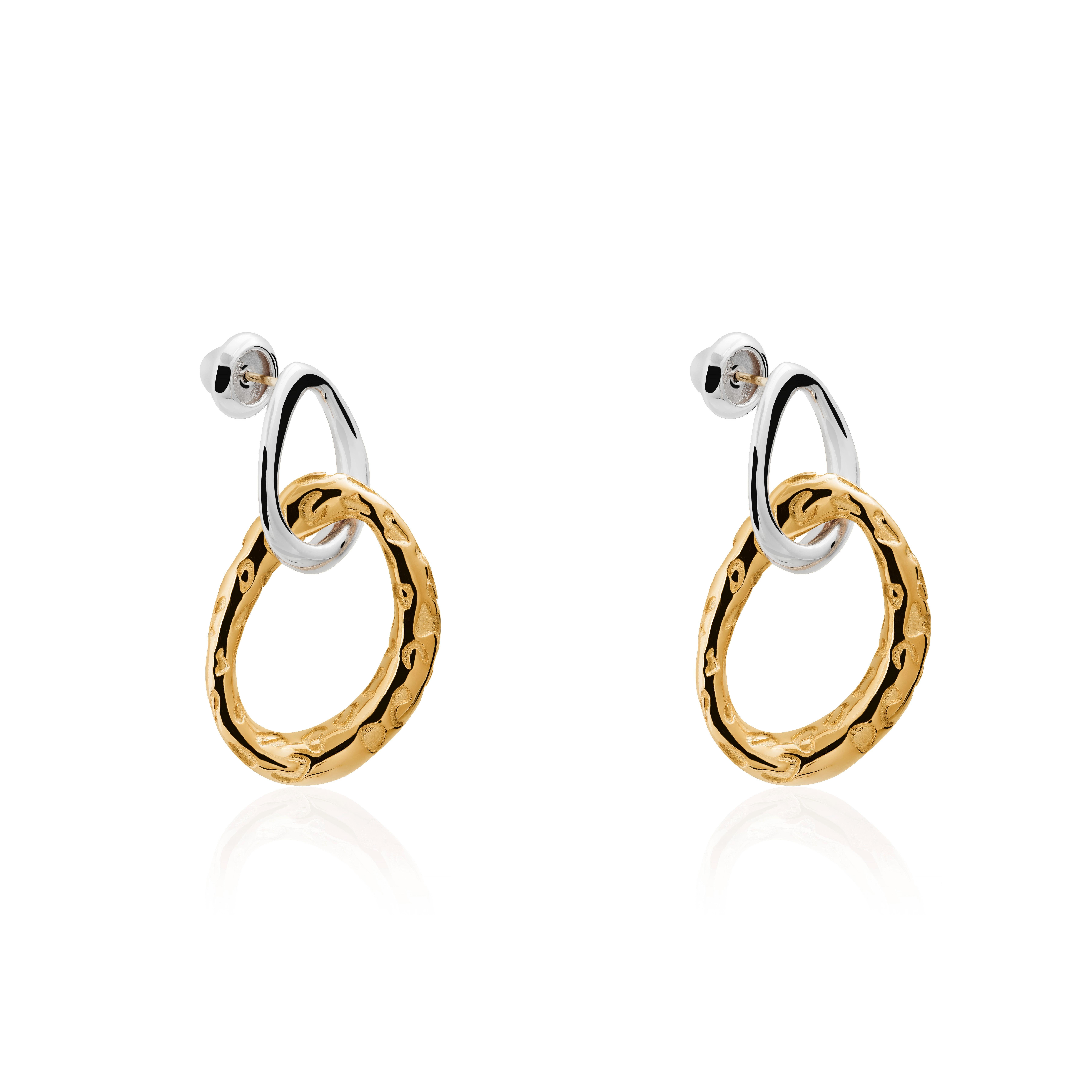 The Jaguar Earrings from the Animales Collection by TANE are made in sterling silver with 23 karat yellow gold vermeil, they are composed of a pair of contrasting links. The first one, made of polished silver, is contrasted with the second one of