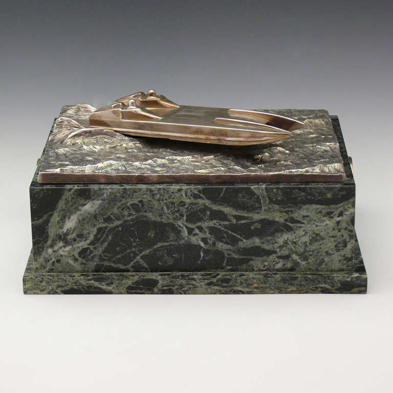 Ein prächtiges Faksimile der James Beard Memorial Trophy aus Sterlingsilber mit Silberpunzierung auf einem Marmorsockel, das ursprünglich von einem frühen Empfänger dieser nautischen Auszeichnung in Auftrag gegeben wurde. Herstellermarke für Pobjoy