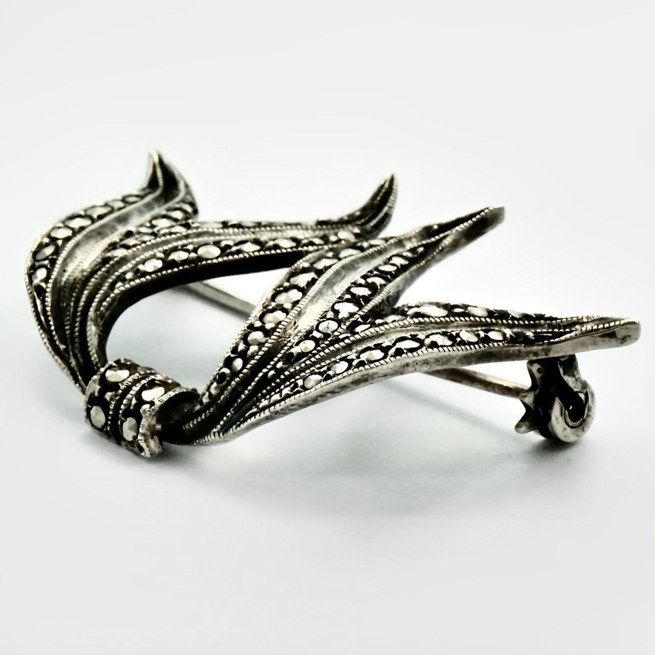 Silver and Marcasite Double Leaf Brooch circa 1930s In Good Condition For Sale In London, GB
