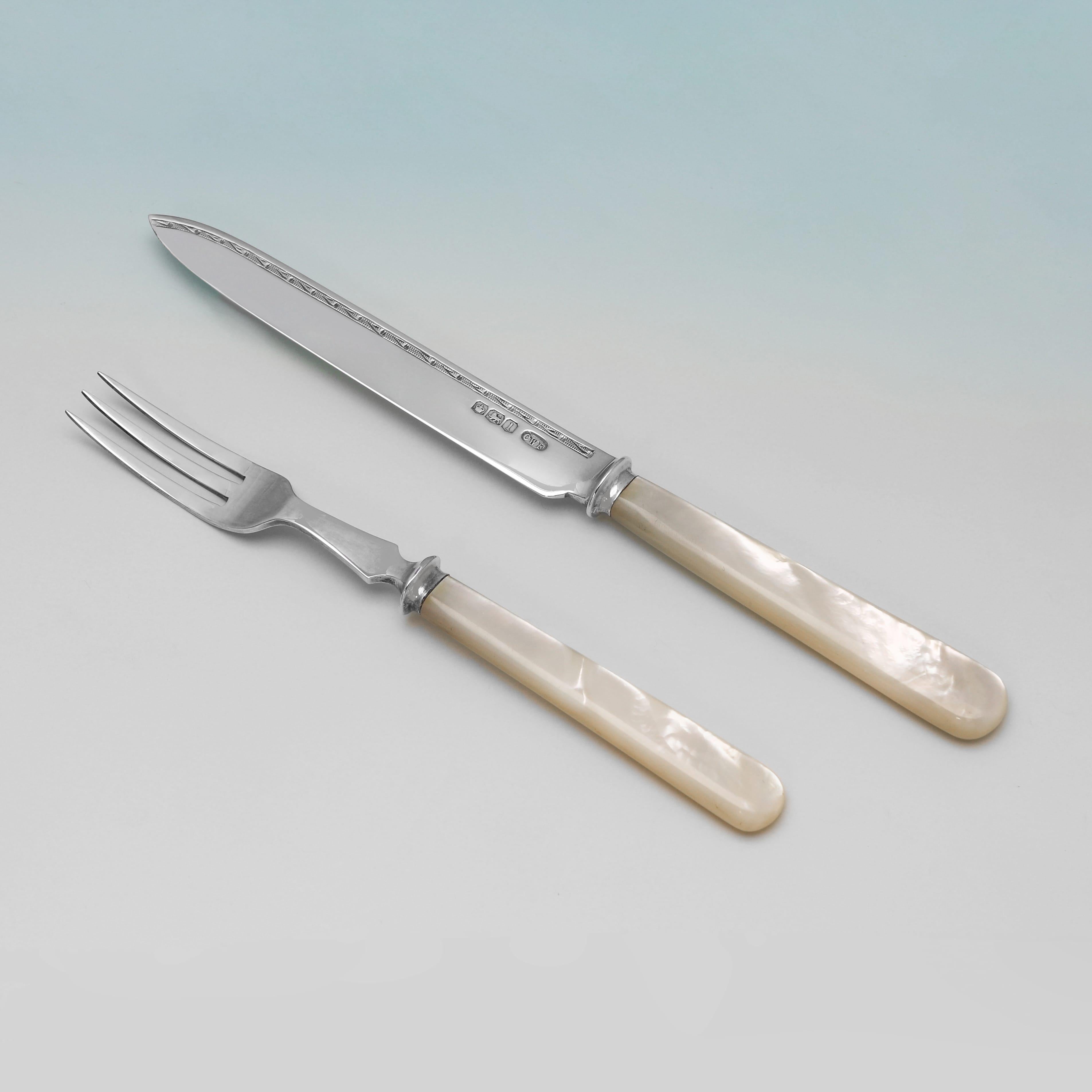 Dieses charmante Dessert-Set aus Sterlingsilber und Perlmutt aus der Zeit Georg V. wurde 1928 in Sheffield von Charles William Fletcher gepunzt. Es ist für 12 Personen gedacht und verfügt über ein graviertes Zierband auf der Messerklinge. Die Box