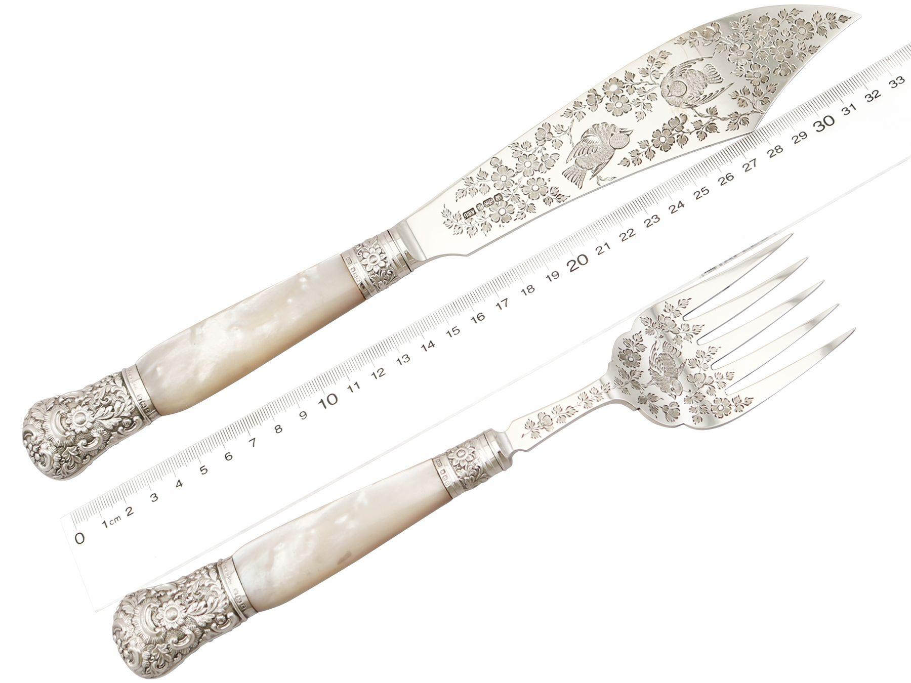 Antique Victorian Sterling Silver and Mother of Pearl Handled Fish Servers In Excellent Condition In Jesmond, Newcastle Upon Tyne