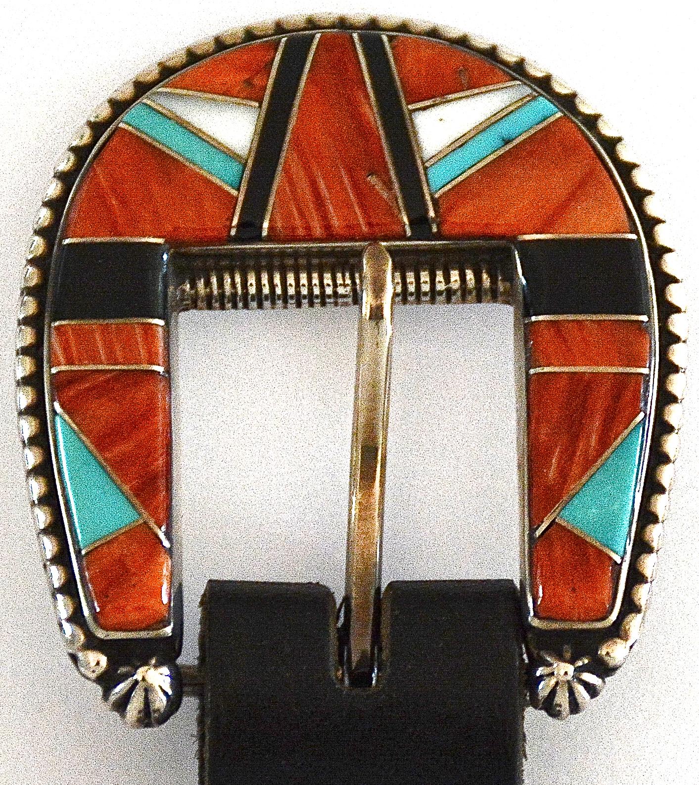 Channel Inlay Ranger Buckle Set mit zwei Keepern und einer Gürtelspitze von Zuni Pueblo Silberschmied Zora Joe. Intarsien aus Türkis, Austernschale, Jet und Perlmutt. Signiert 