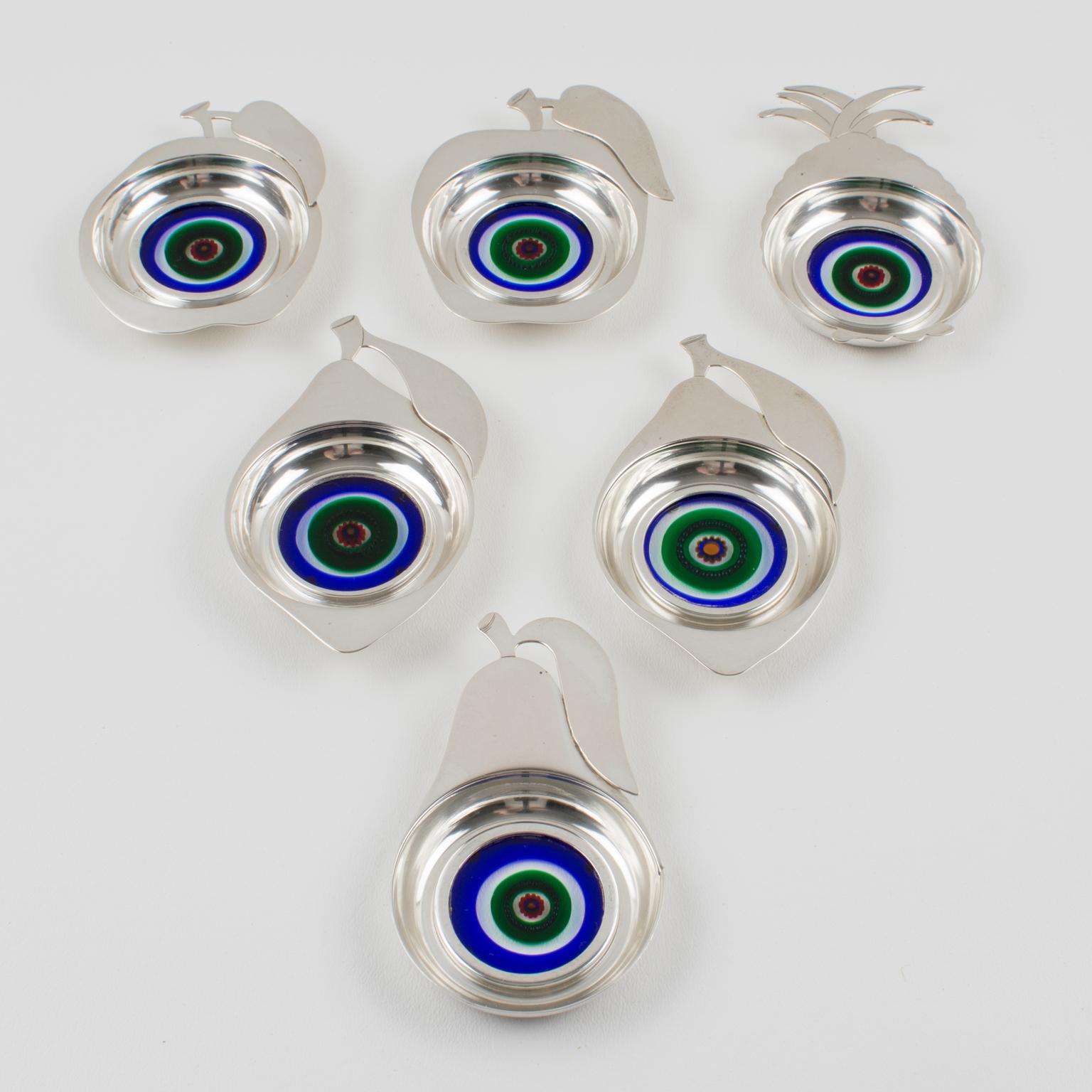 Questo è un bellissimo set di sottobicchieri da bar italiani degli anni '60. Sono realizzati in argento sterling 800 e ogni forma rappresenta un frutto diverso: una pera, due limoni, una mela, un ananas e una mela cotogna. Ogni sottobicchiere vanta