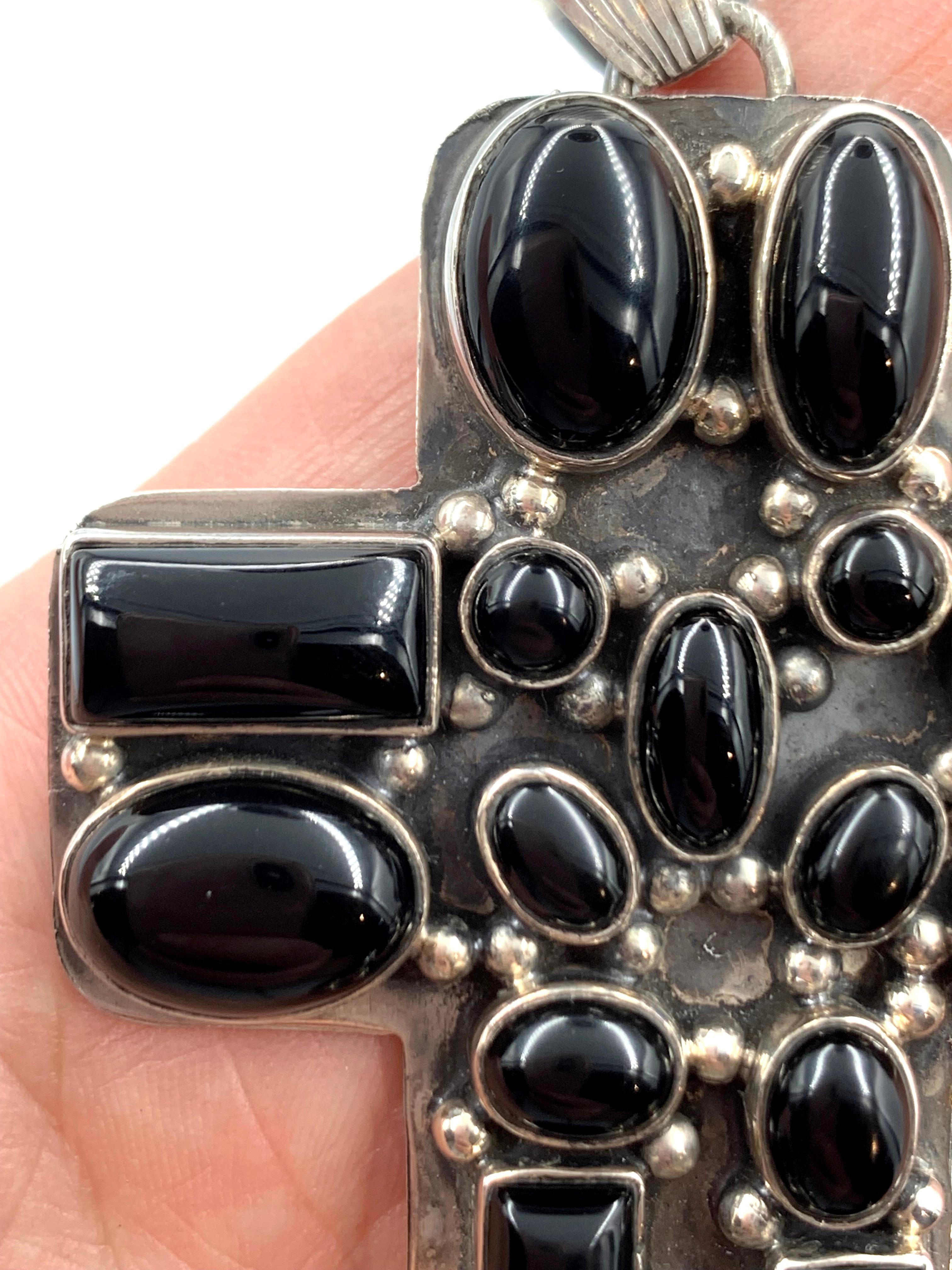 Pendentif croix en argent et onyx par Dan Dodson en vente 5