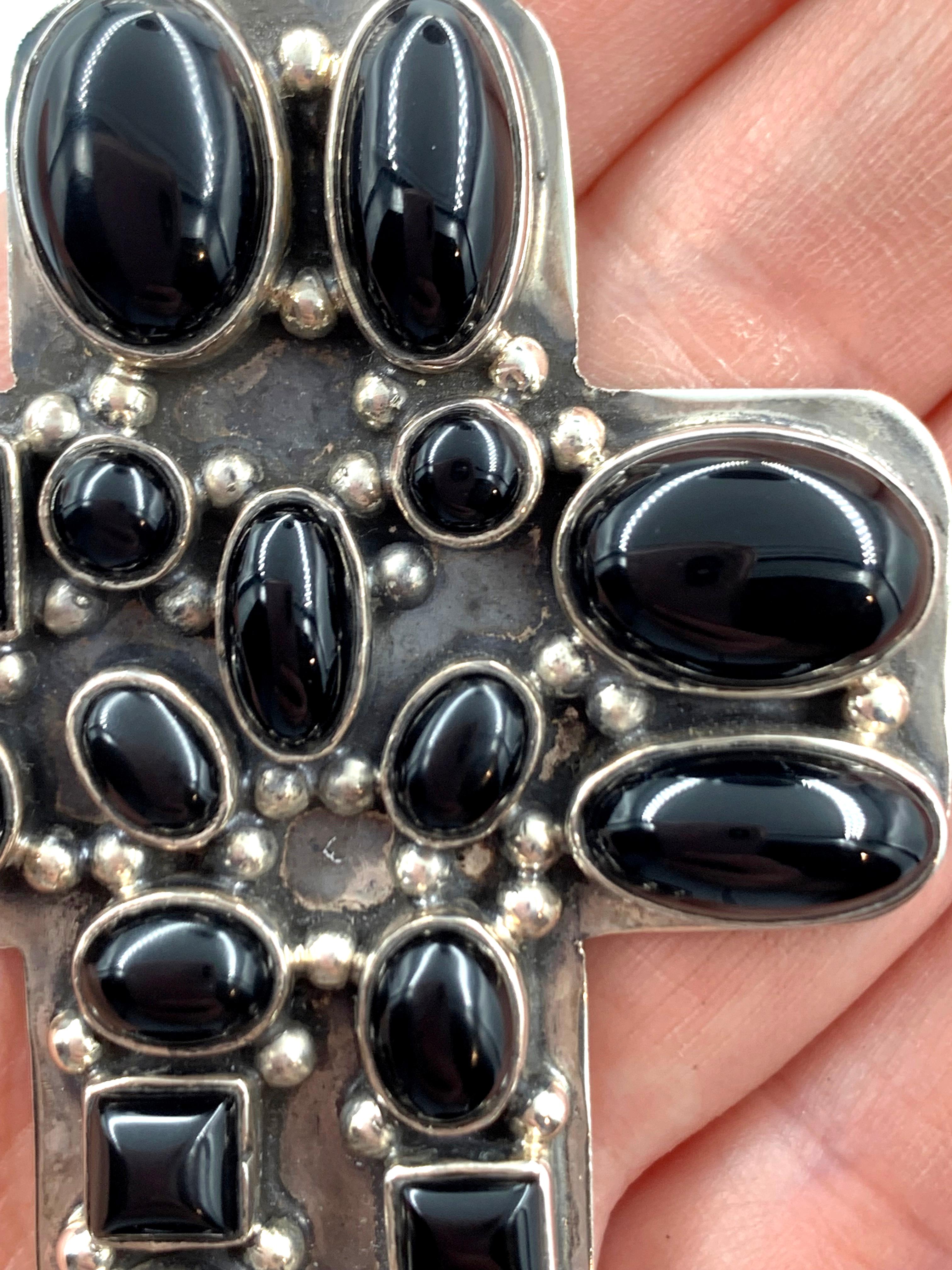 Pendentif croix en argent et onyx par Dan Dodson en vente 6