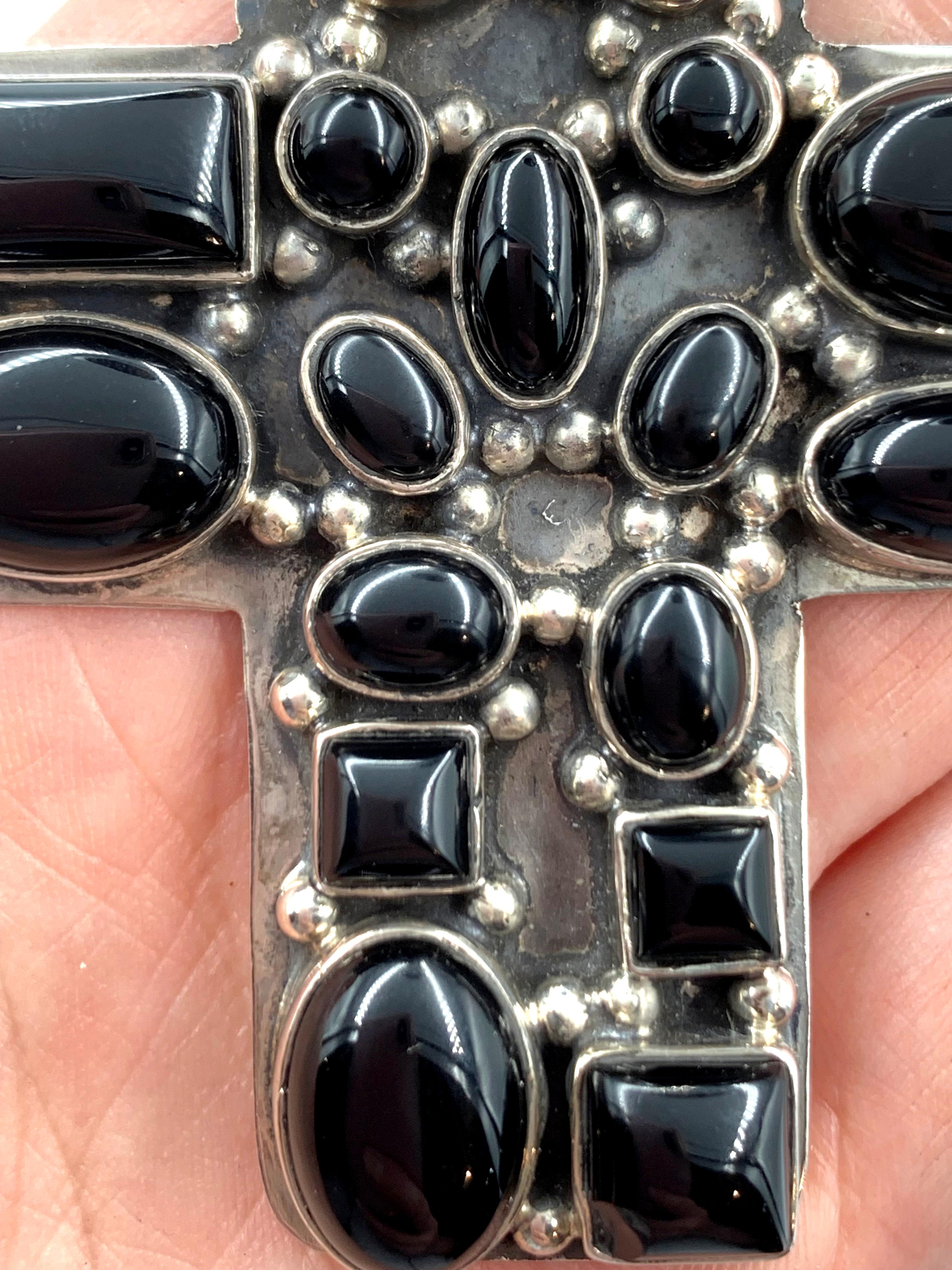 Pendentif croix en argent et onyx par Dan Dodson en vente 7