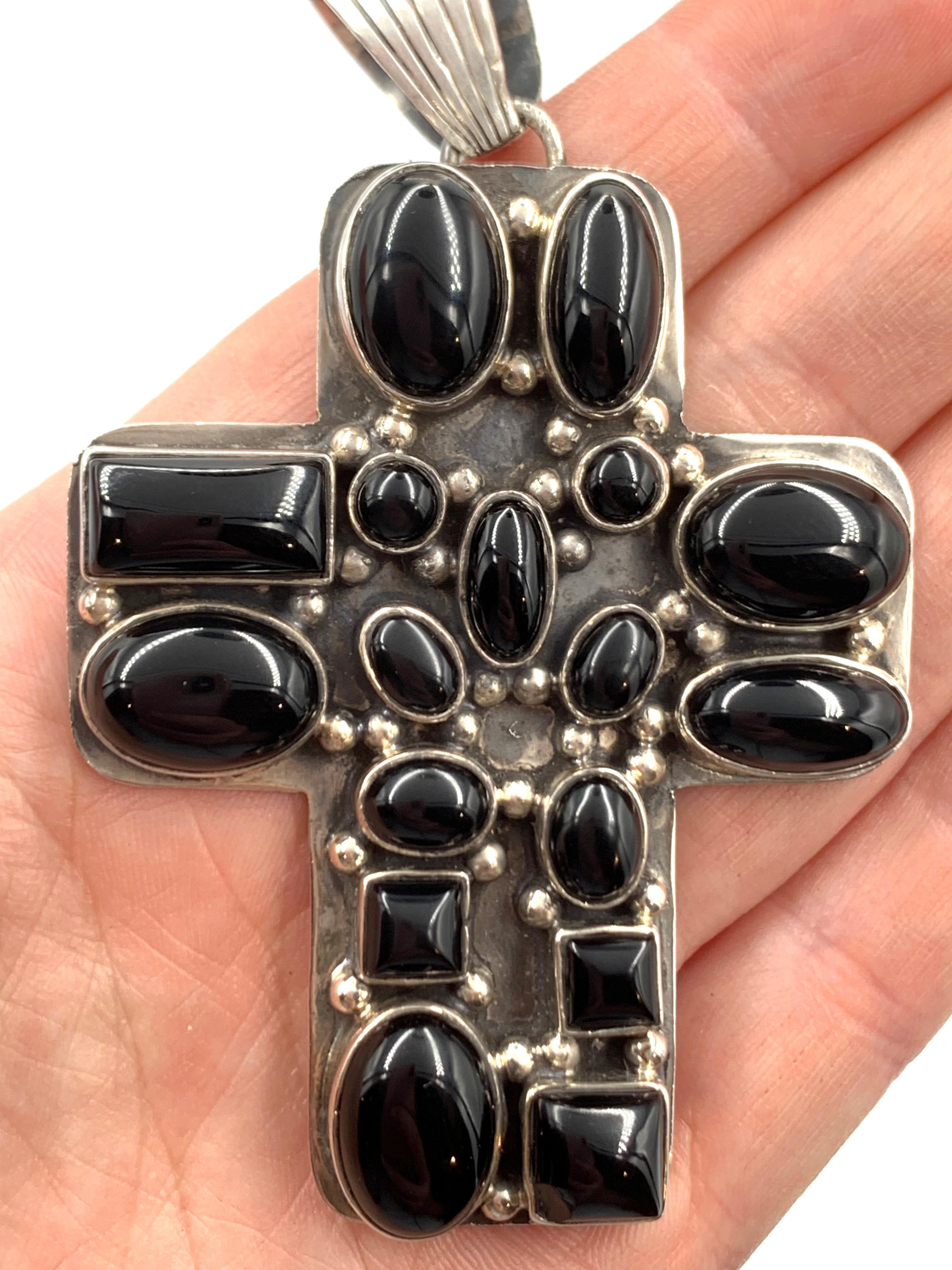 Pendentif croix en argent et onyx par Dan Dodson en vente 9