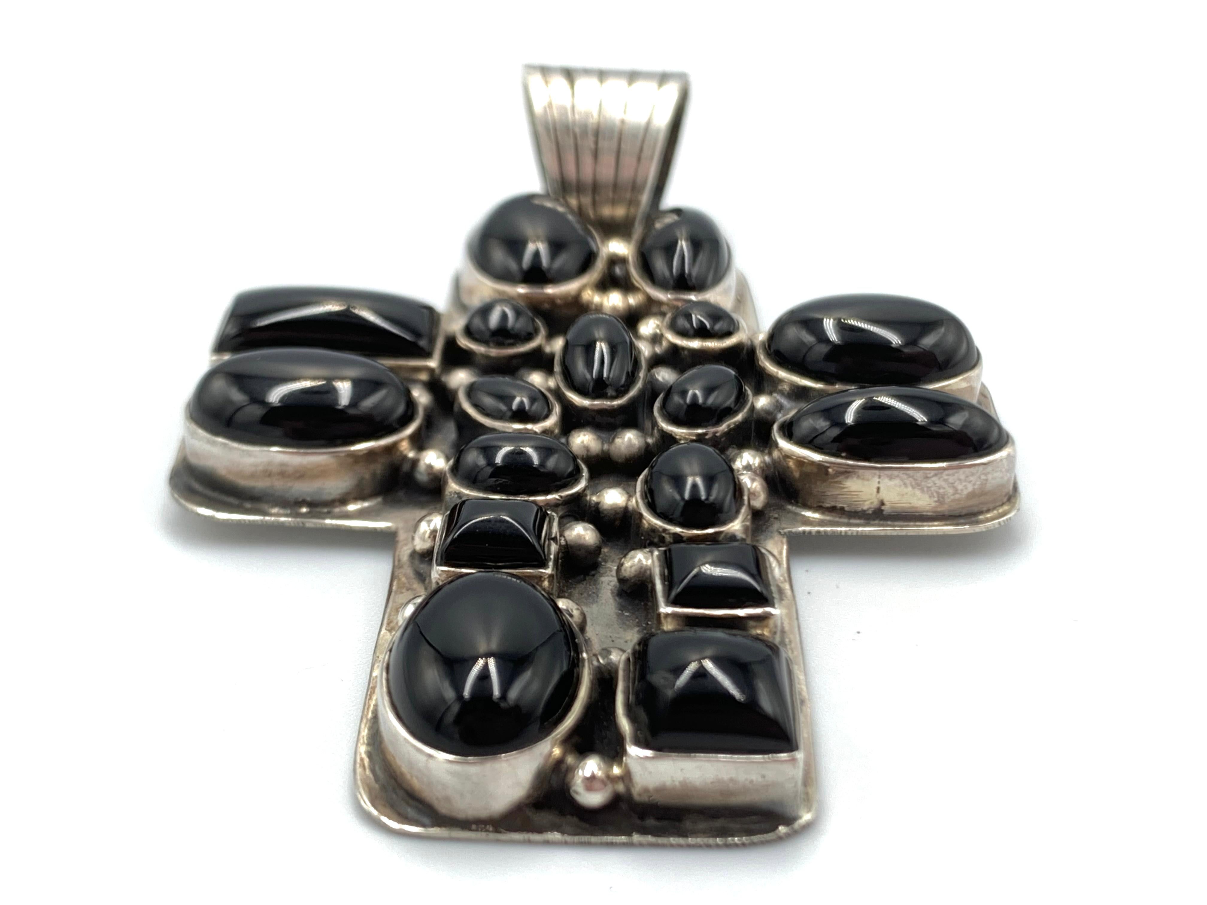 Amérindien Pendentif croix en argent et onyx par Dan Dodson en vente