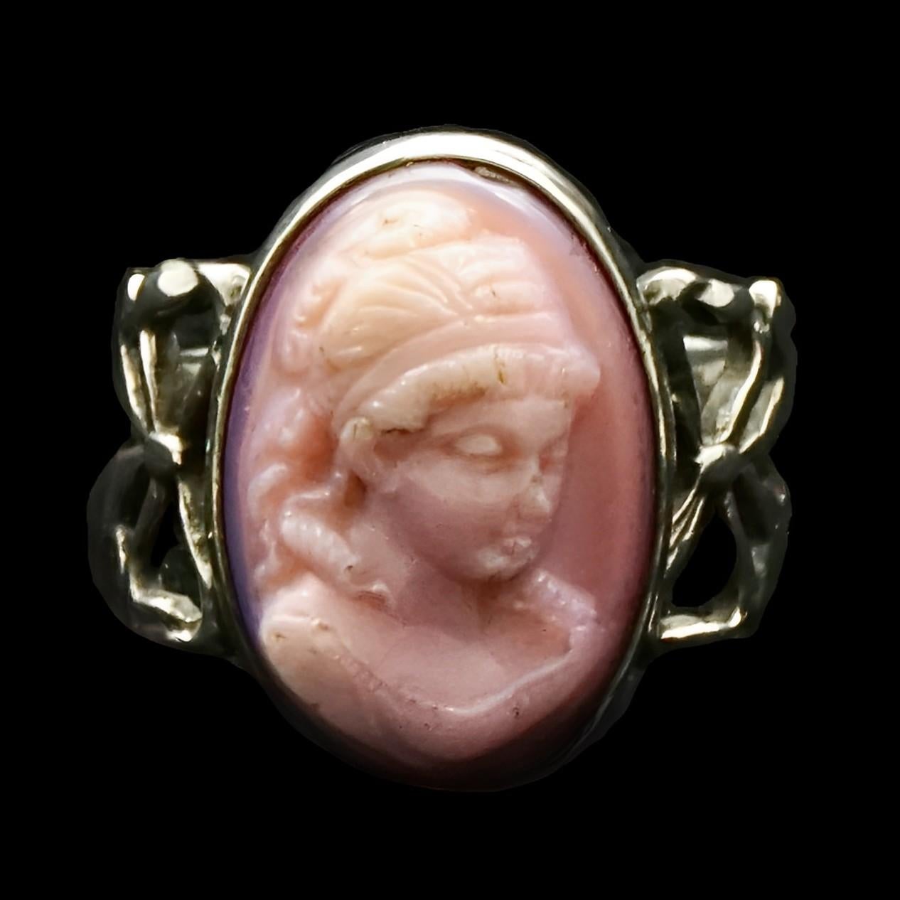 Sterling Silver and Pink Conch Shell Cameo Bow Design Ring circa 1920s In Good Condition For Sale In London, GB