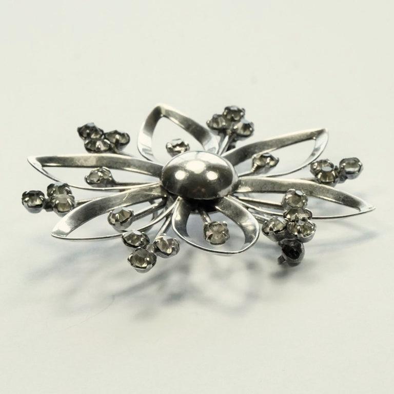 Broche fleur en argent et strass circa 1950 Unisexe en vente