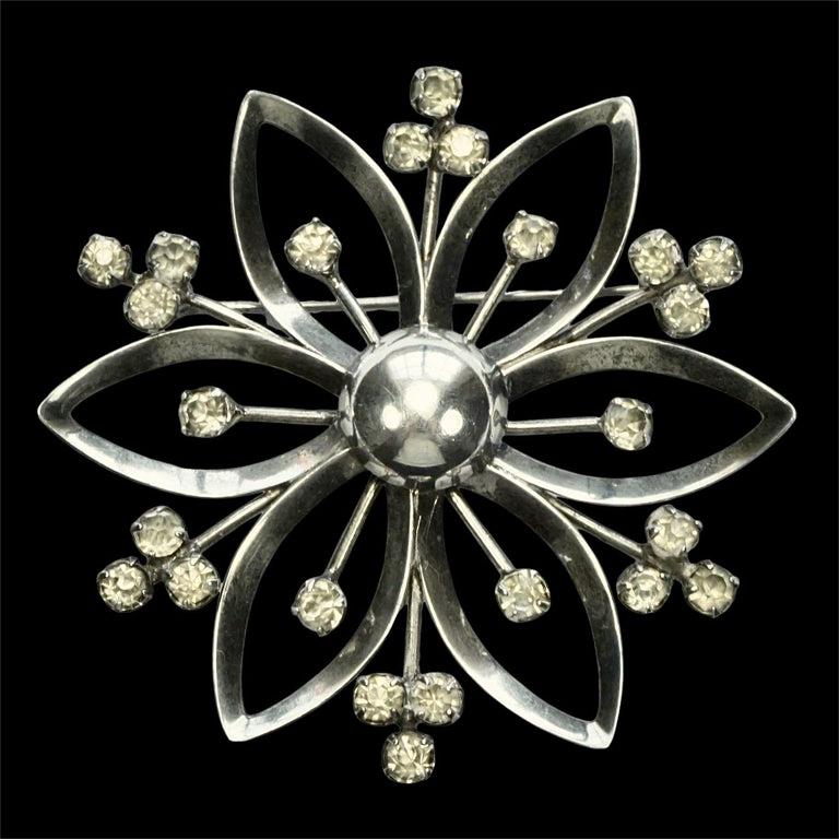 Broche fleur en argent et strass circa 1950 en vente 1