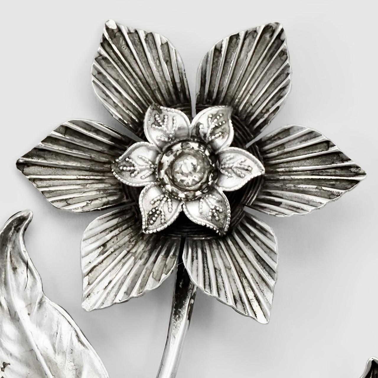 Beautiful sterling silver flower brooch set with a single rhinestone. Measuring length 11.8 cm / 4.6 inches by width 4.5 cm / 1.77 inches. We have given the brooch a light clean.

This is a stylish sterling silver statement brooch.
