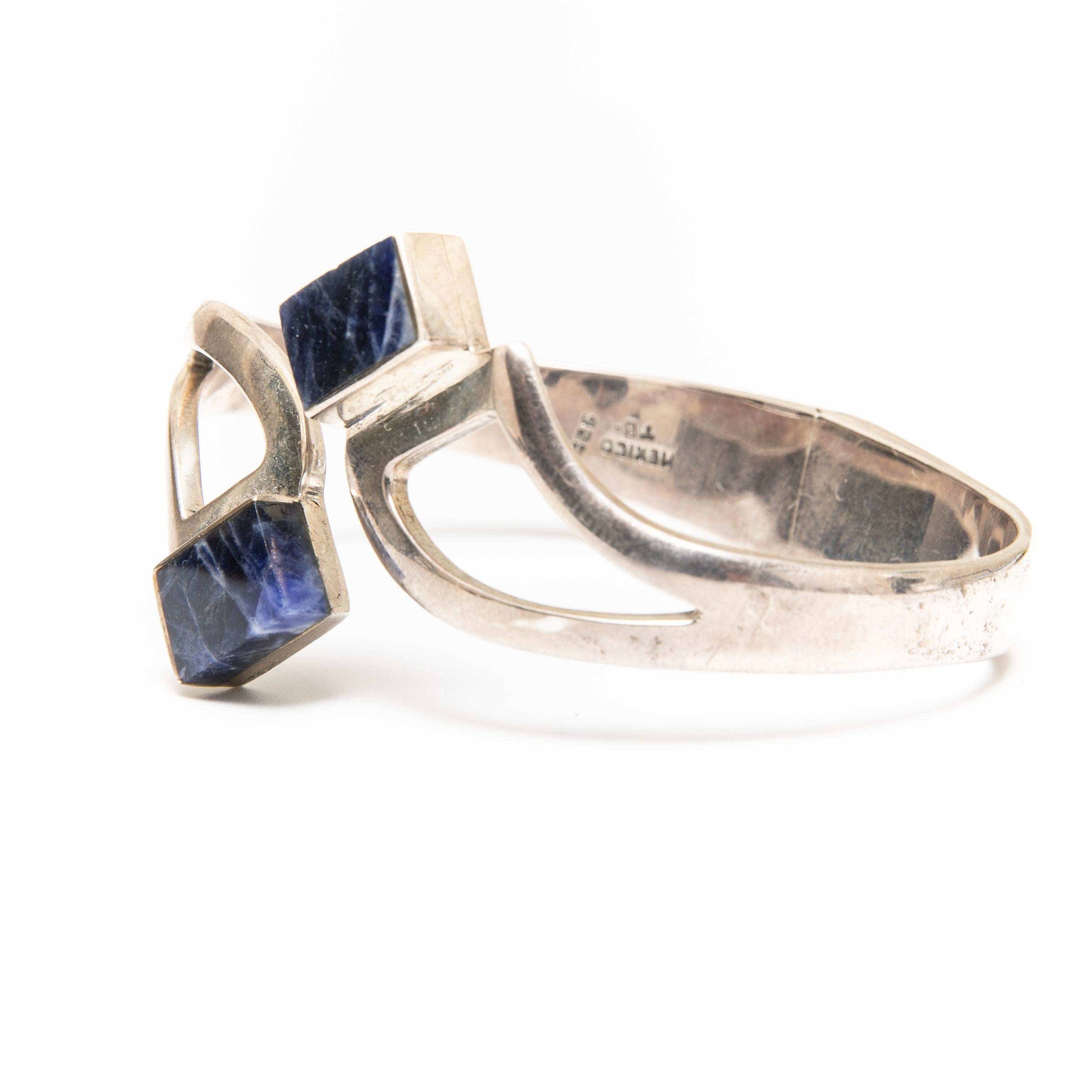 Sterling Silver and Sodalite Hinged Bangle Bracelet In Good Condition In Kingston, NY