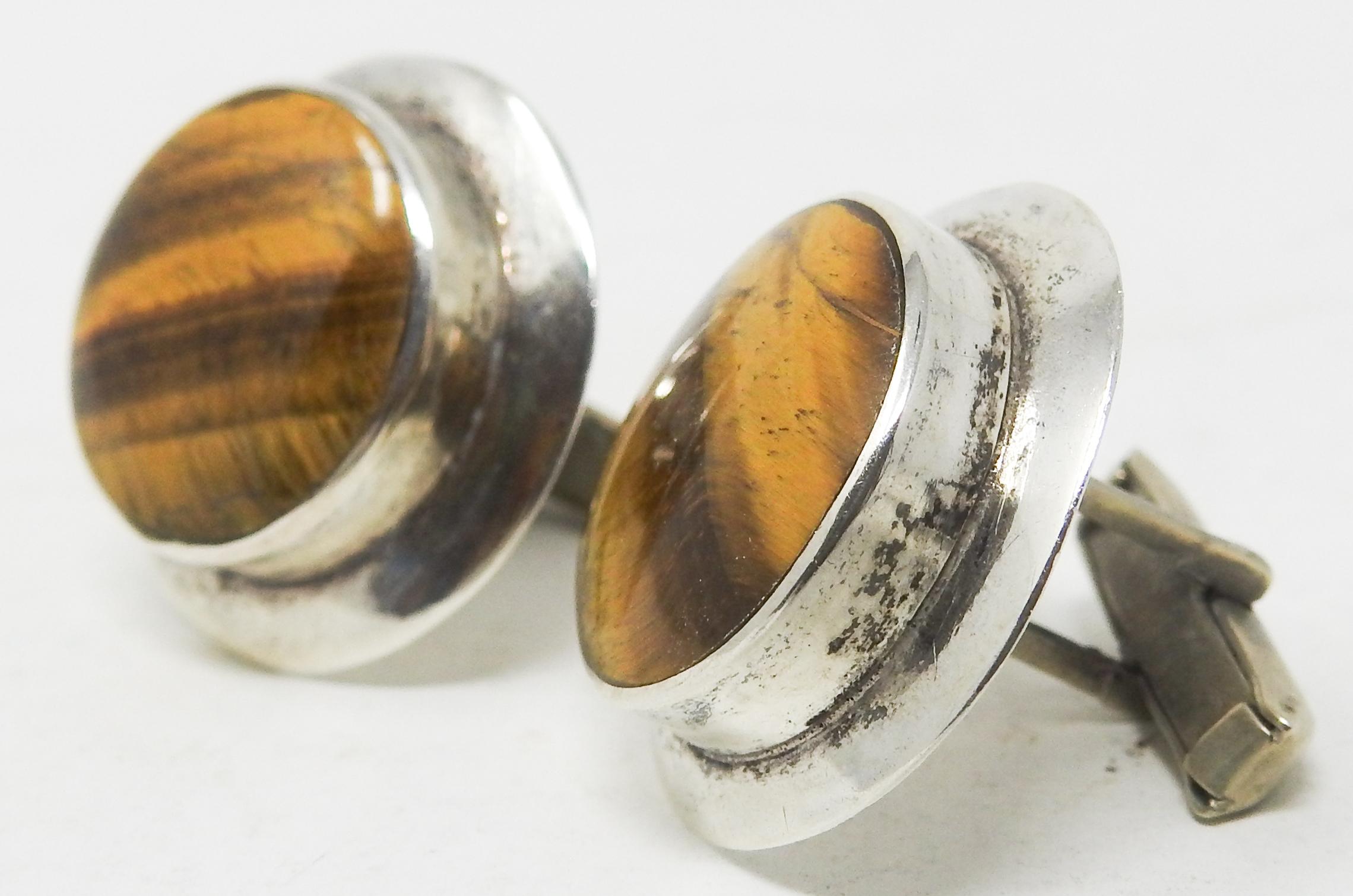Offering these handsome sterling silver and tigers eye cufflinks. The natural tigers eye is absolutely beautiful on these cufflinks. The backs are marked TE-30, Mexico, 925.