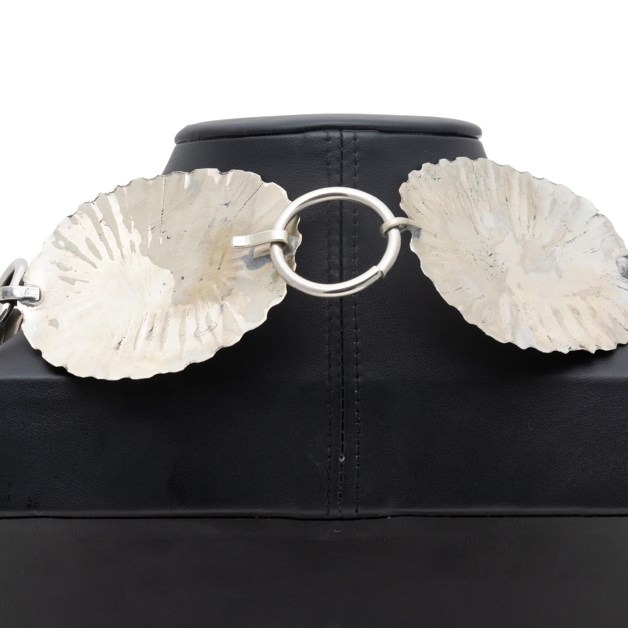 Concho-Gürtel aus Sterlingsilber und Türkis. Insgesamt zehn Conchos mit passender Schnalle. Jeder Concho besteht aus dünnem, hochglanzpoliertem Sterlingsilber mit geprägten Fächermotiven, verziert mit einem einzelnen Kingman-Türkisstein in der