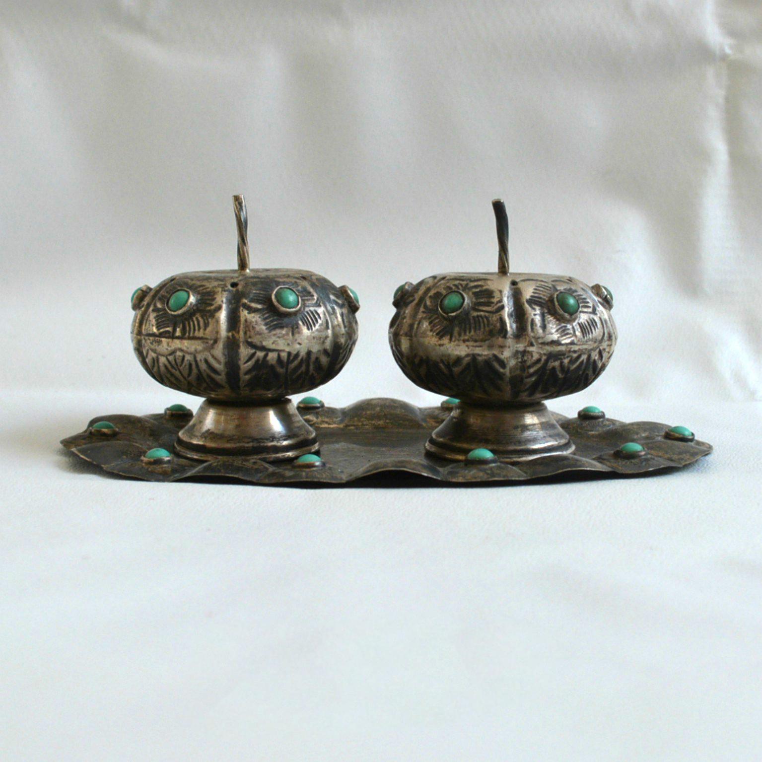 For your consideration a beautiful set sterling silver and turquoise Mexican Modernist salt and pepper shakers APN.

Original unrestored patina.

Plate 5" x 3", Shakers 2" height x 1 3/4" diameter.


